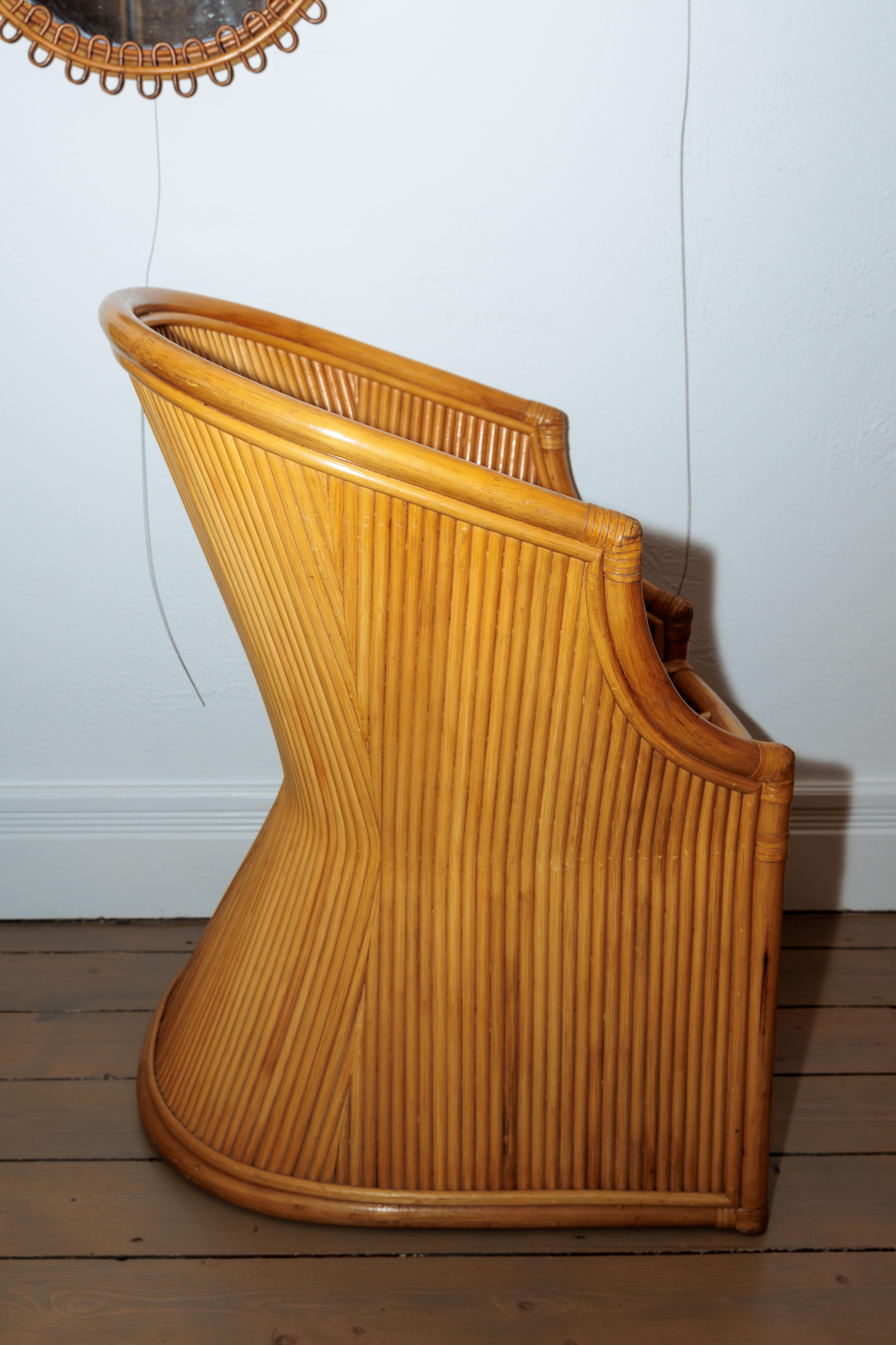 20ième siècle Paire de fauteuils en bambou avec coussins d'assise en coton rembourrés en vente