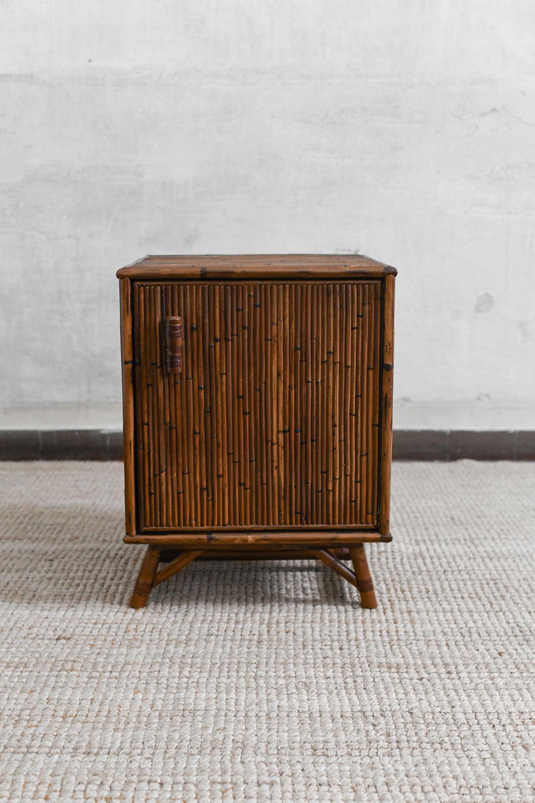 Cuir Paire de tables de chevet en bambou avec portes et revêtements en cuir 'Set of 2' en vente