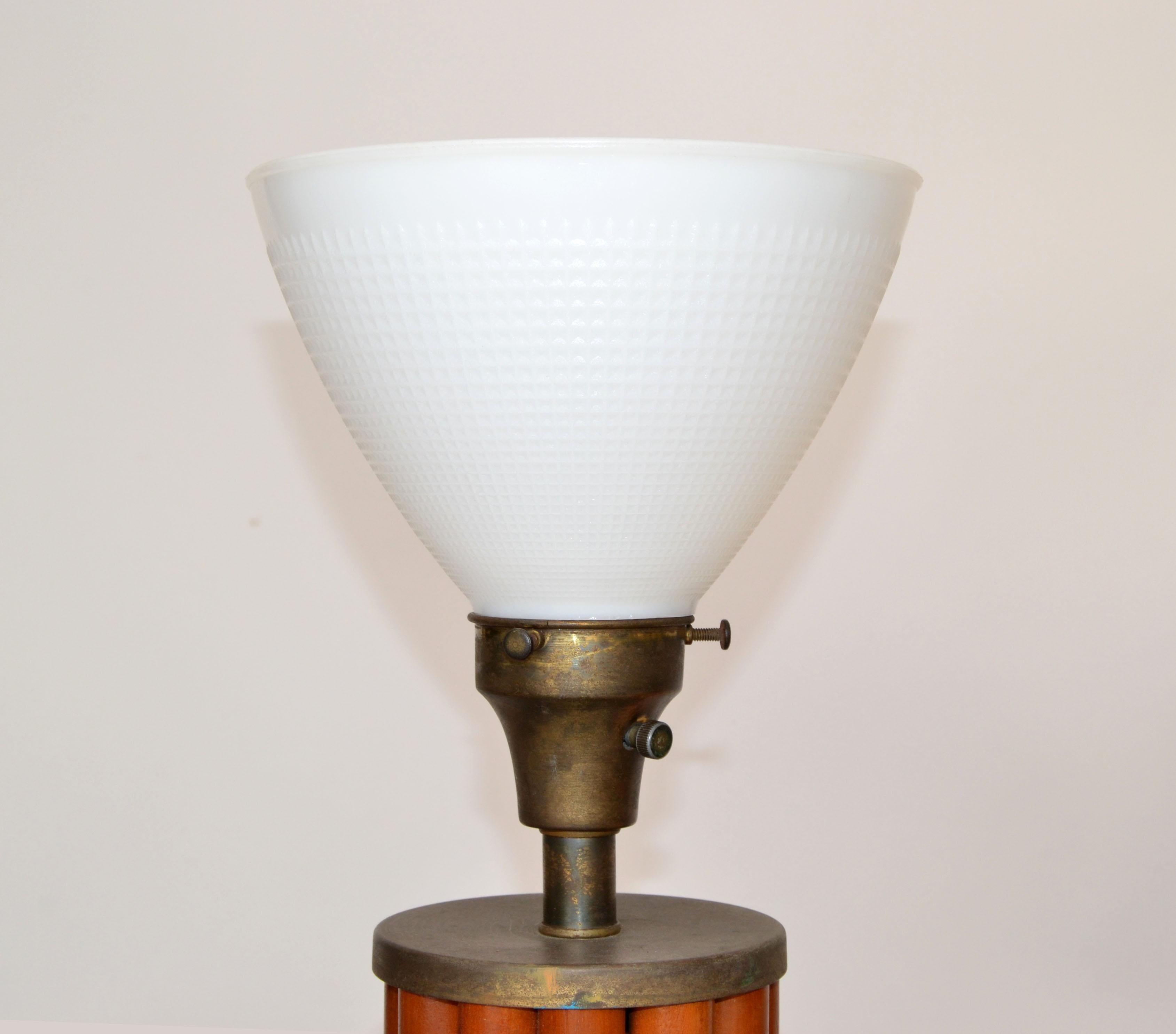 Paire de lampes de table Russel Wright en bambou et laiton faites à la main Globe en verre au lait en vente 2