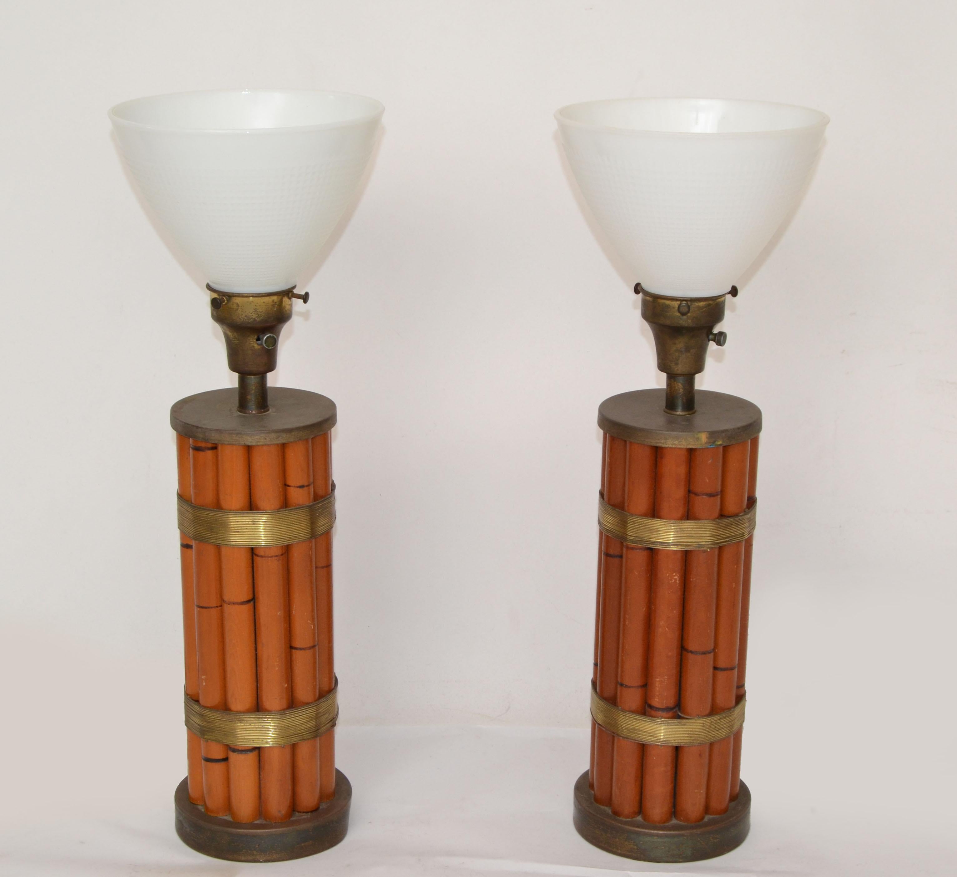 1950 Russel Wright Chapman Manufacturing Company style artisanal Mid-Century Modern paire de lampes de table en bambou et détails en laiton avec globes en verre de lait.
Les deux sont câblés pour les États-Unis et fonctionnent avec une ampoule