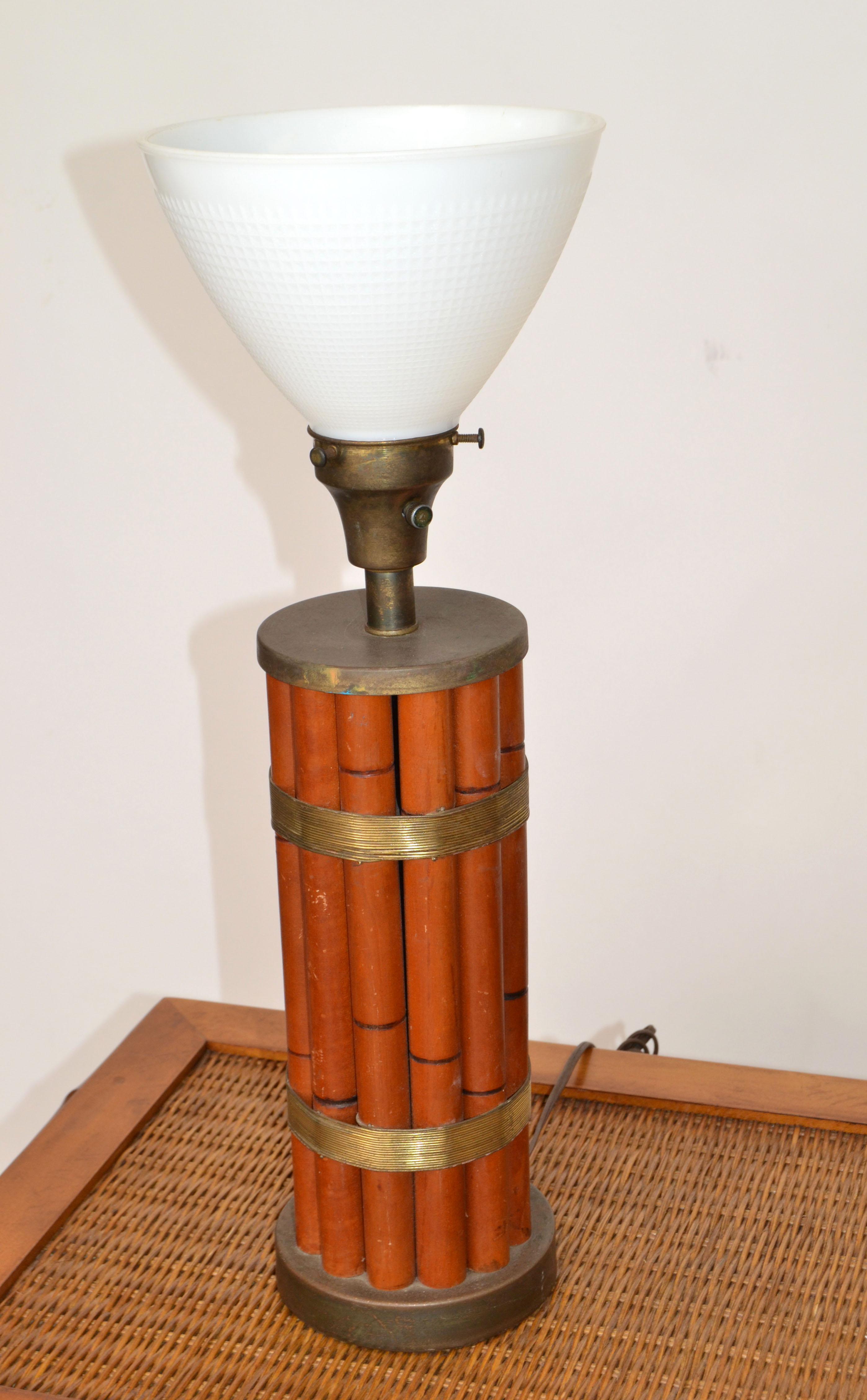 Laiton Paire de lampes de table Russel Wright en bambou et laiton faites à la main Globe en verre au lait en vente