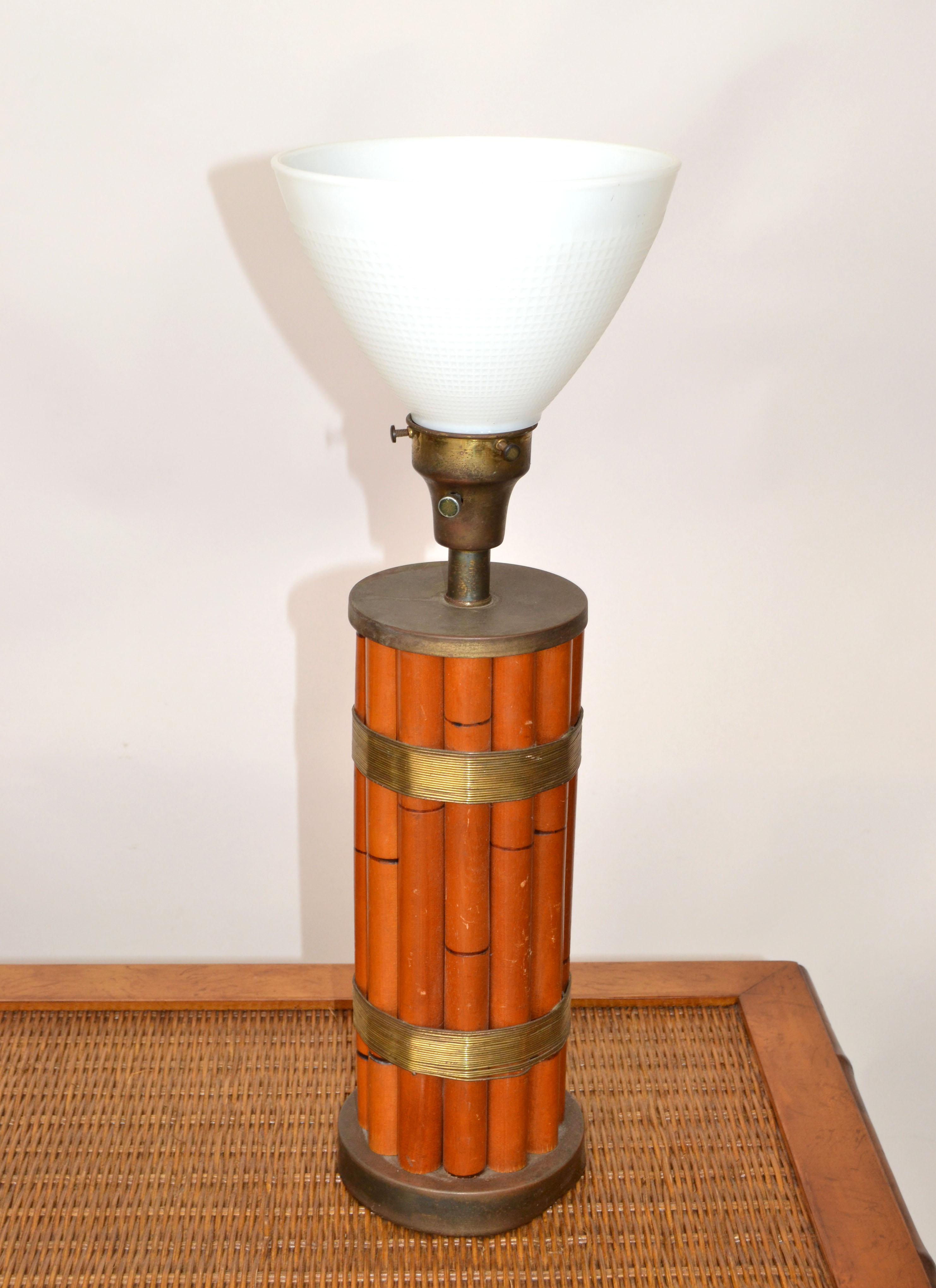Paire de lampes de table Russel Wright en bambou et laiton faites à la main Globe en verre au lait en vente 1