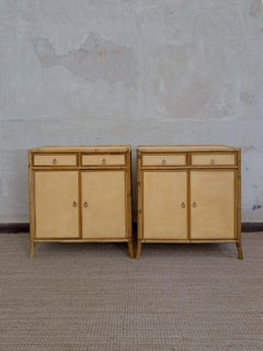 Paire d'armoires en bambou recouvertes de raphia