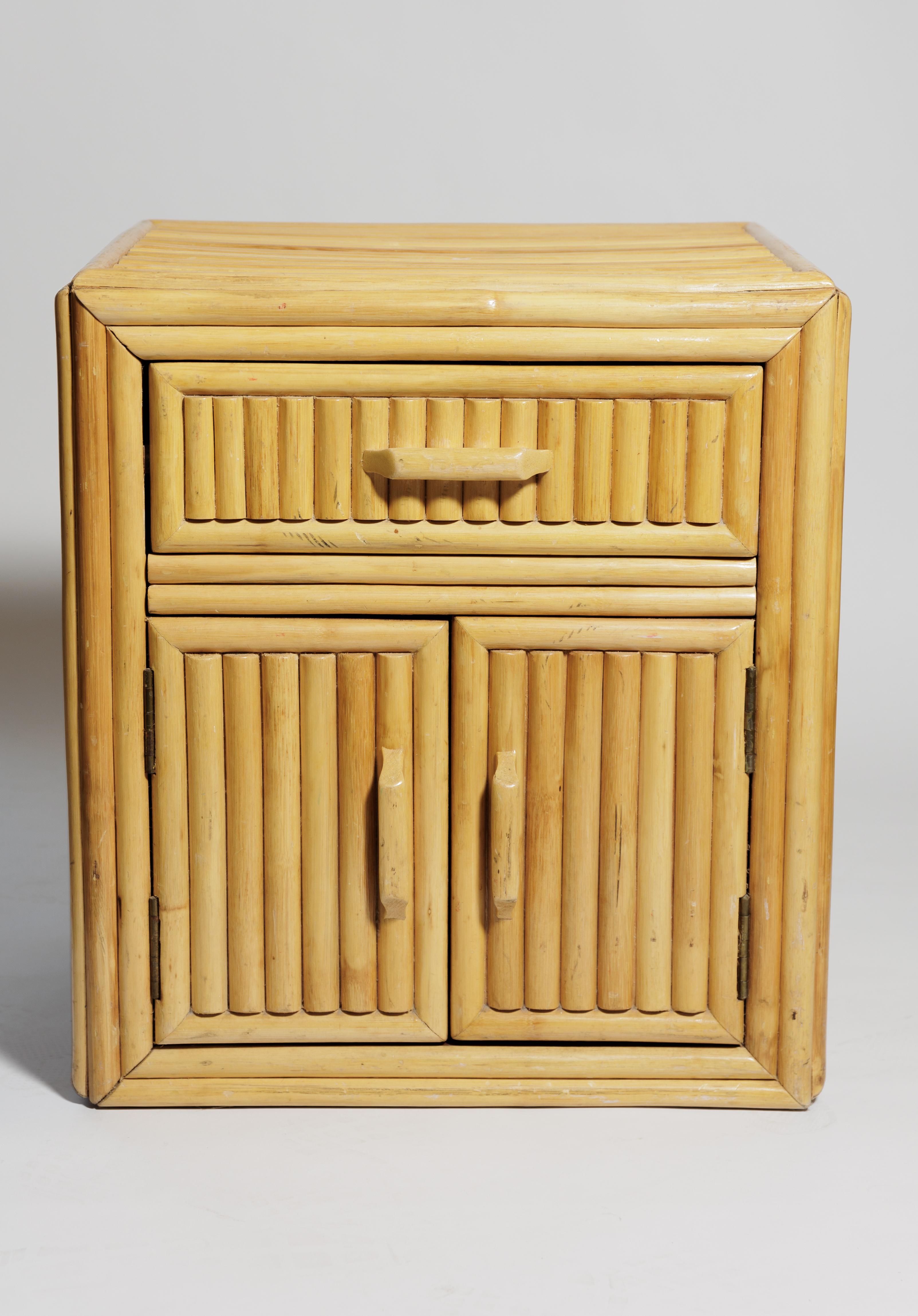 Paar Bambusschränke mit Schublade und Türen (20. Jahrhundert) im Angebot
