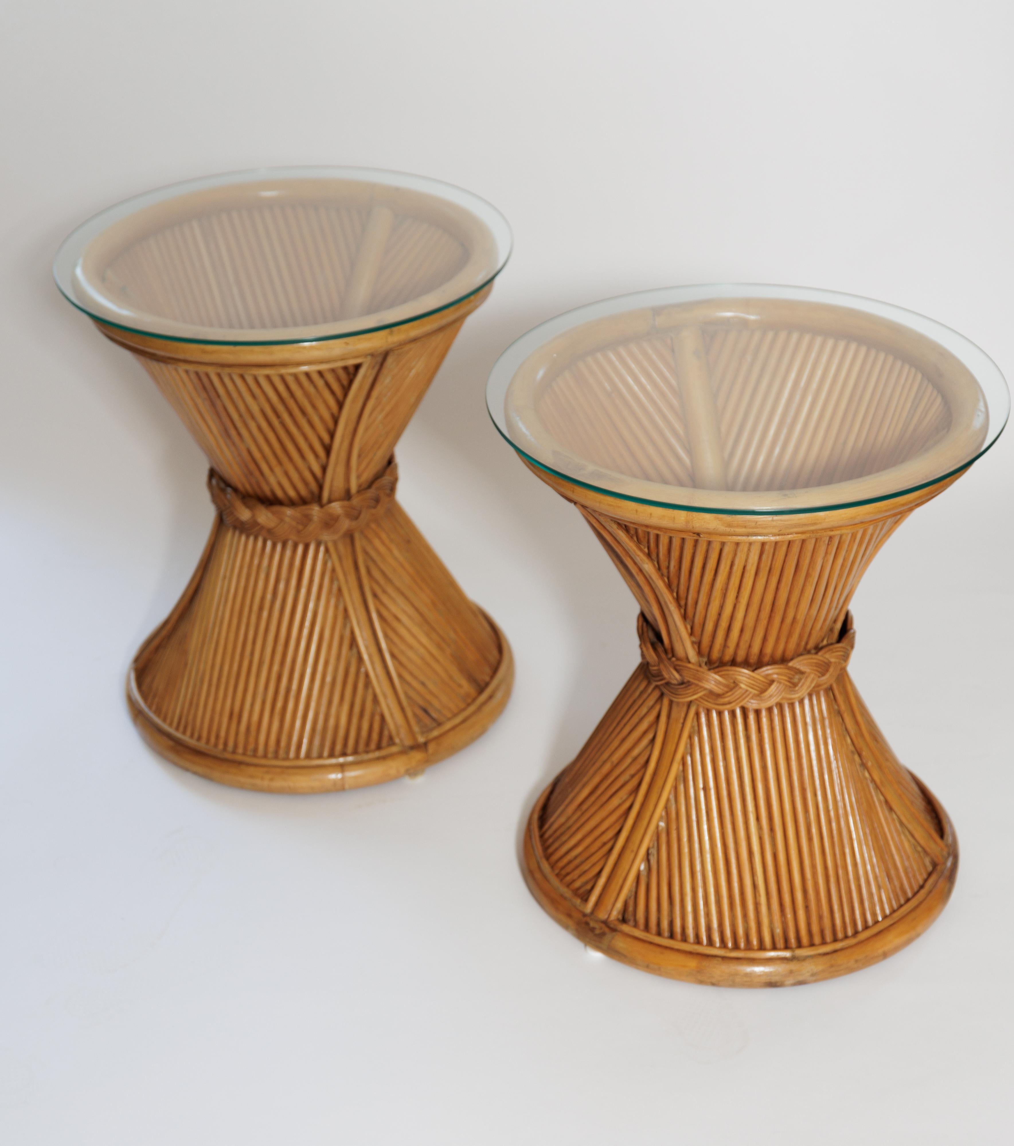 Paar runde Beistelltische aus Bambus mit Glasplatten (amerikanisch) im Angebot