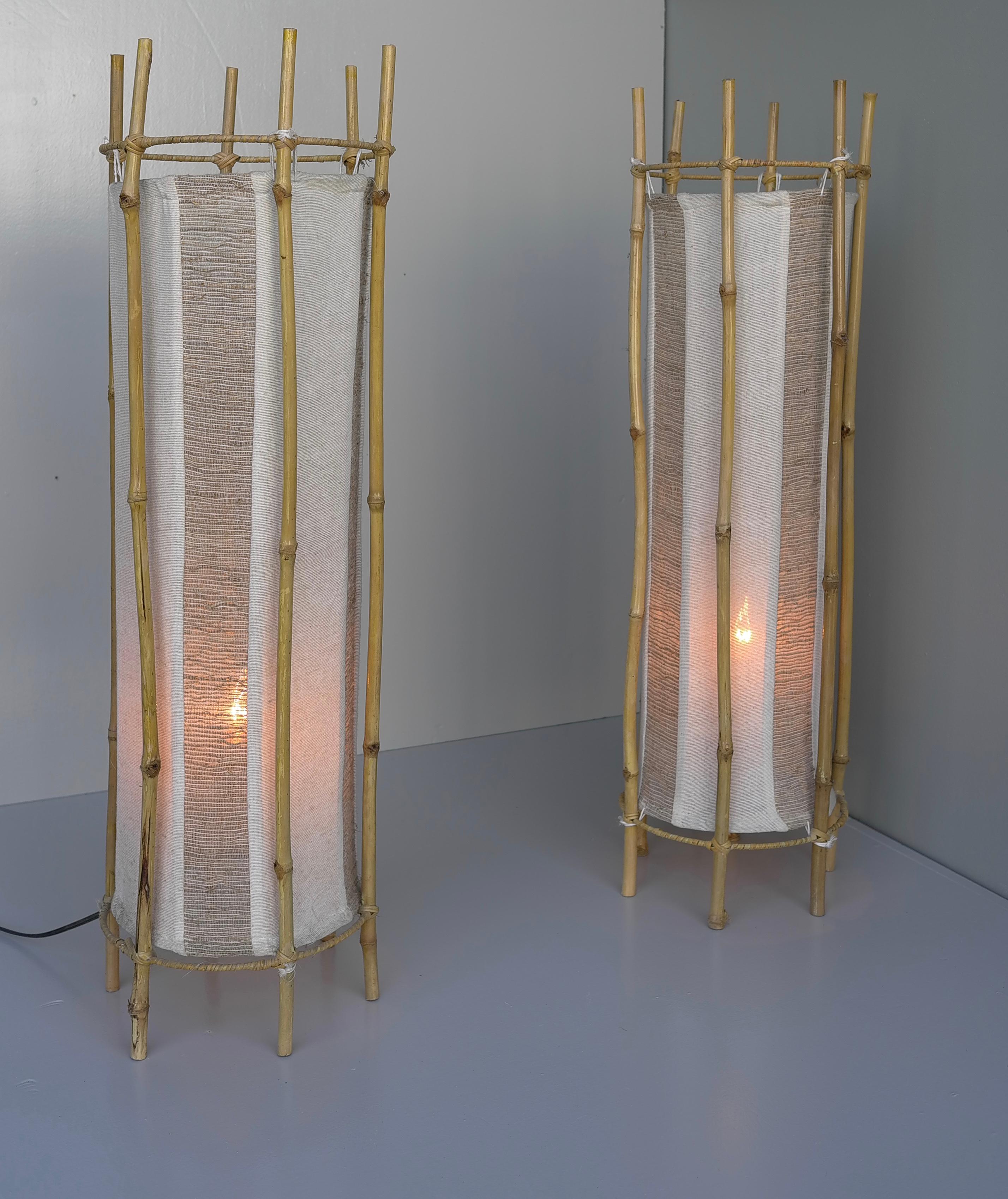 Ces lampes datent de la période où Sognot s'est intéressé à des matériaux plus humbles et plus abordables en réponse aux pénuries de matériaux après la Seconde Guerre mondiale. Fabriquée à la main à partir de six bâtons de bambou entourant une toile