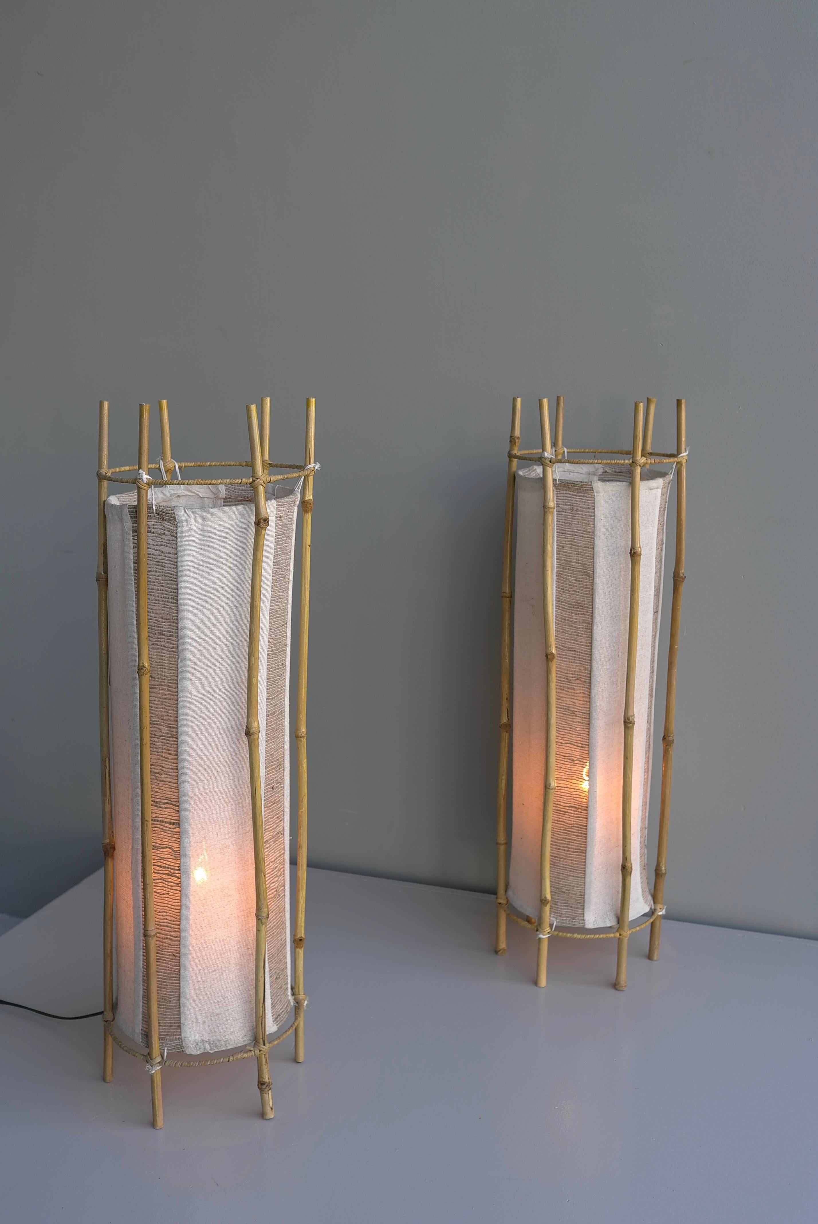 Paire de lampadaires en bambou de Louis Sognot, France, années 1960 Bon état - En vente à Den Haag, NL
