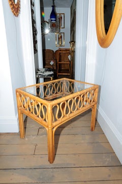 Pareja de mesas auxiliares de bambú con tapa de cristal