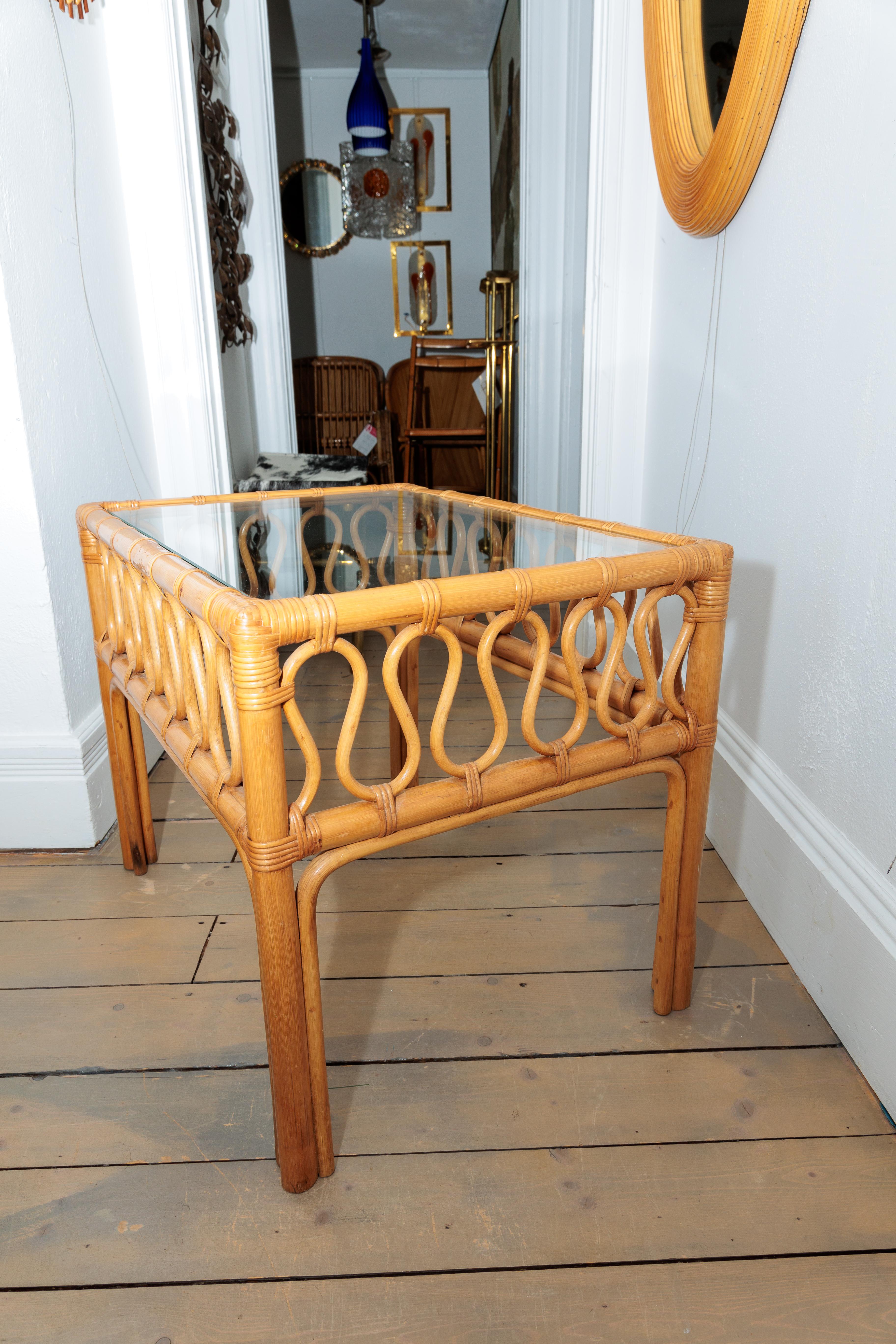20ième siècle Paire de tables d'appoint en bambou avec plateau en verre en vente