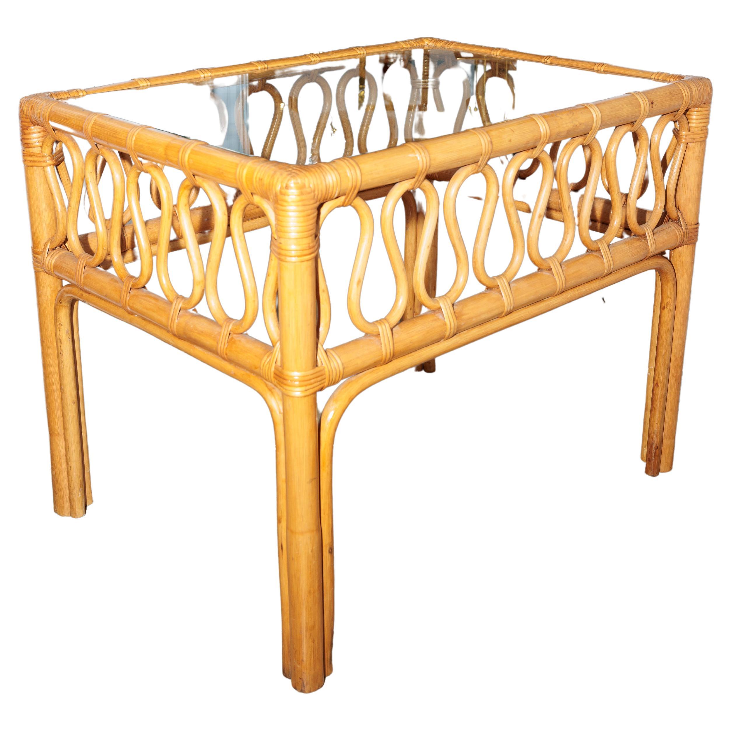 Paire de tables d'appoint en bambou avec plateau en verre
