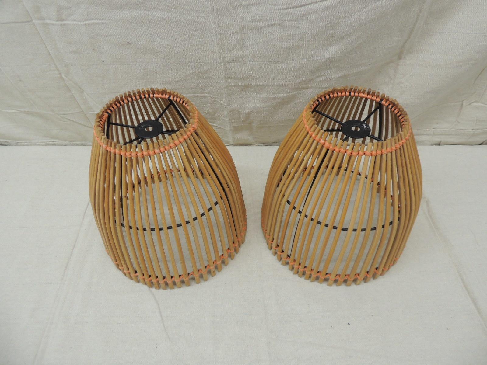 Pair of bamboo matchsticks lampshades
with woven details on iron frames.
Size: 4.3/4
