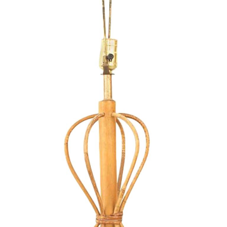 Paire de lampes de table en bambou du milieu du siècle avec un design ouvert sur une base ronde en chêne (PRIX PAR Paire).

Livré sans abat-jour
