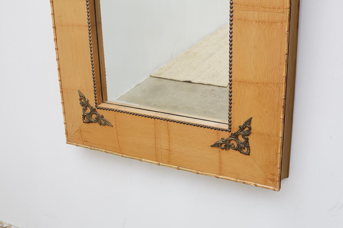 Paire de miroirs en bambou avec motif de livre en vente 8
