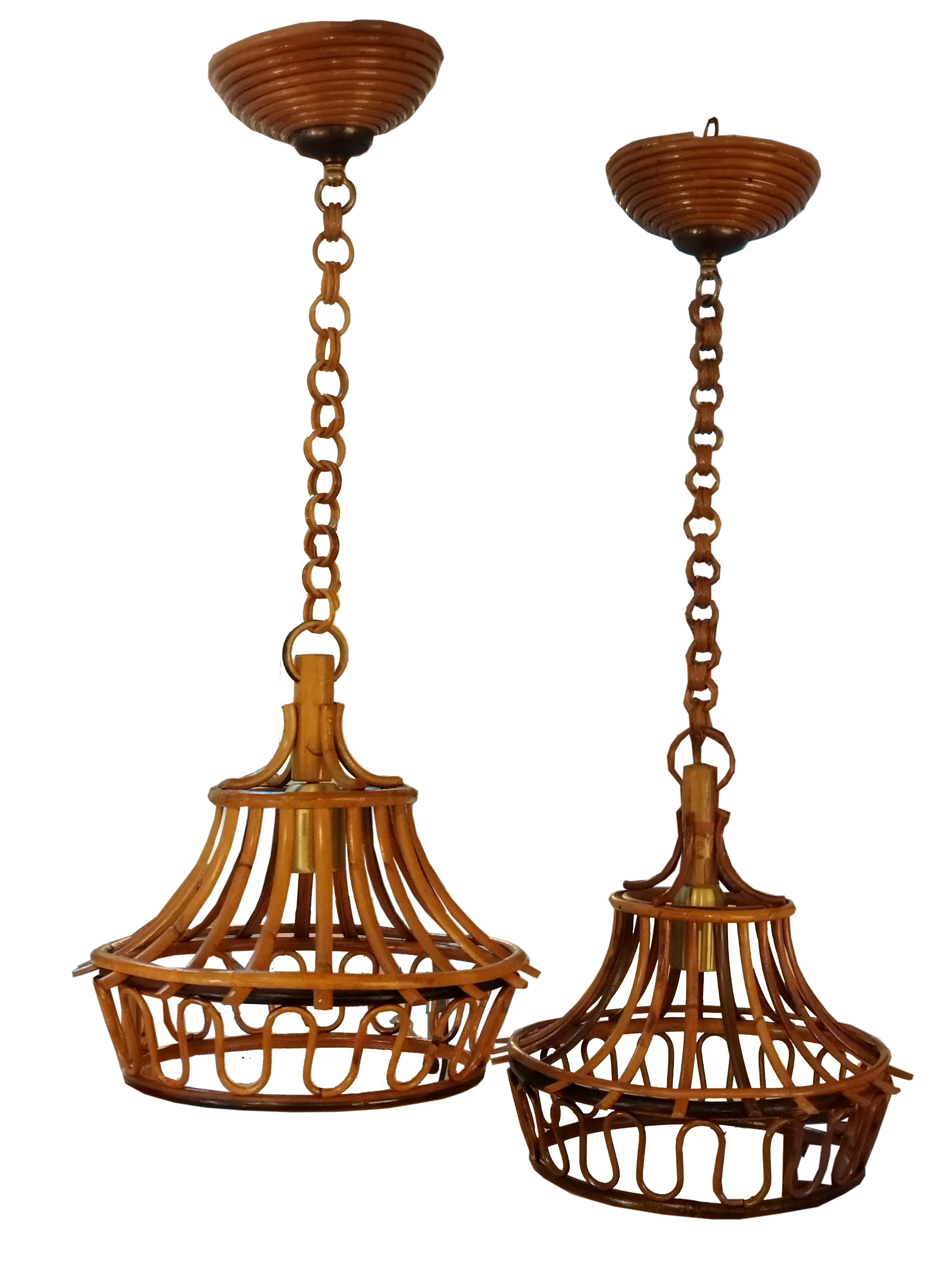 Pair of pendant lamps made entirely by hand from rattan and bamboo, hanging from a rattan round-link chain that can be shortened to adjust the height. The lamps are Italian from the 1960s and in good condition.