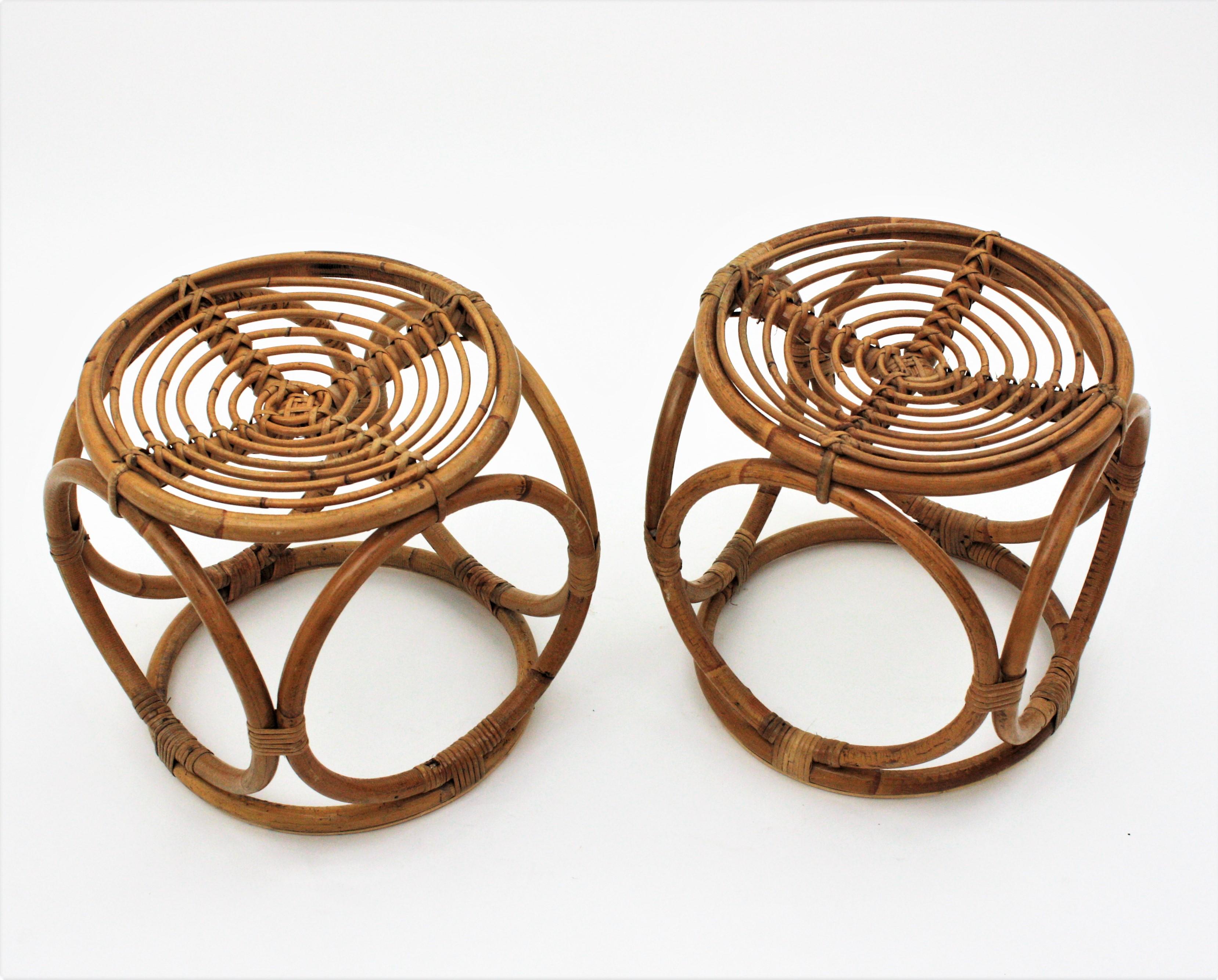 Paar runde Hocker oder Beistelltische aus Bambus-Rattan, Franco Albini-Stil (Italienisch) im Angebot