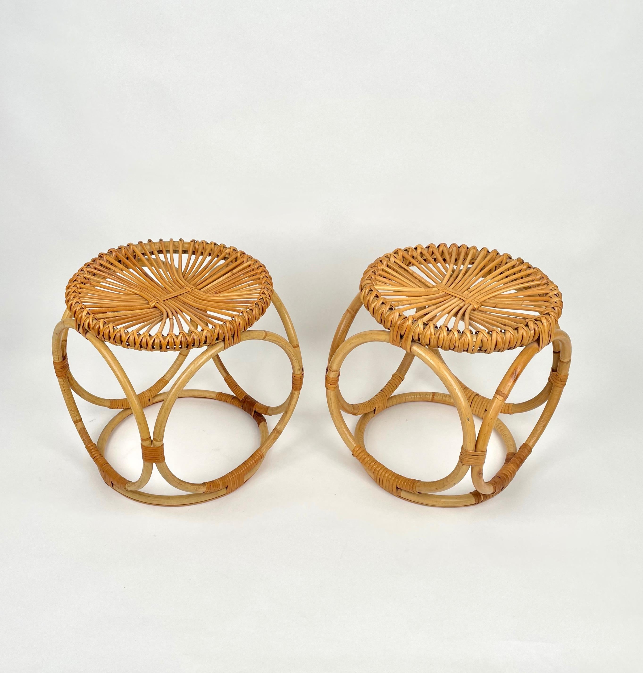 Pair of elegant stools or side tables in bamboo and rattan elegantly intertwined. 

Made in Italy in the 1970s.