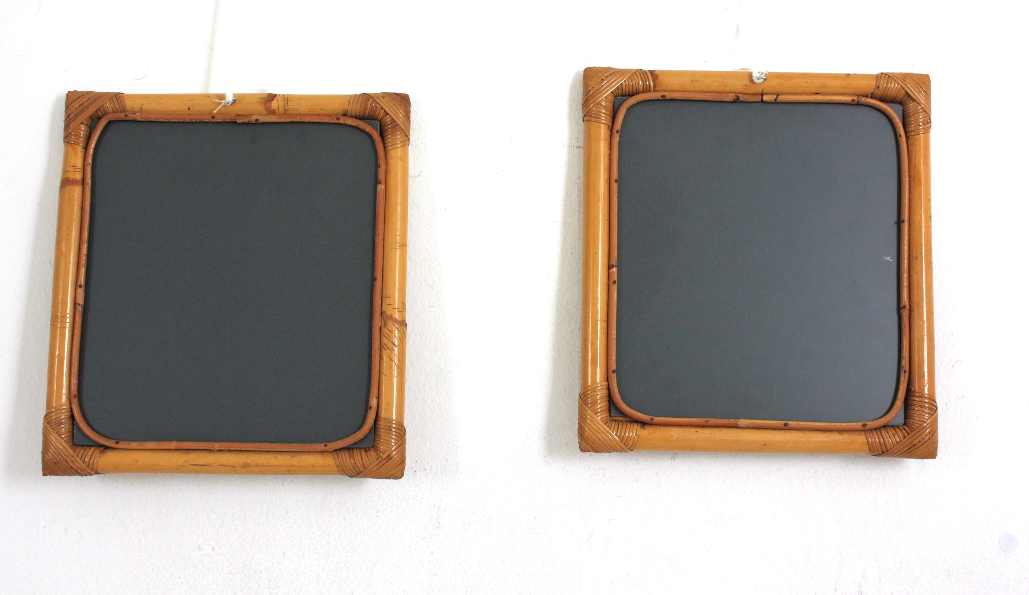 Pareja de pequeños espejos rectangulares de pared de ratán de bambú, años 60 en venta 3