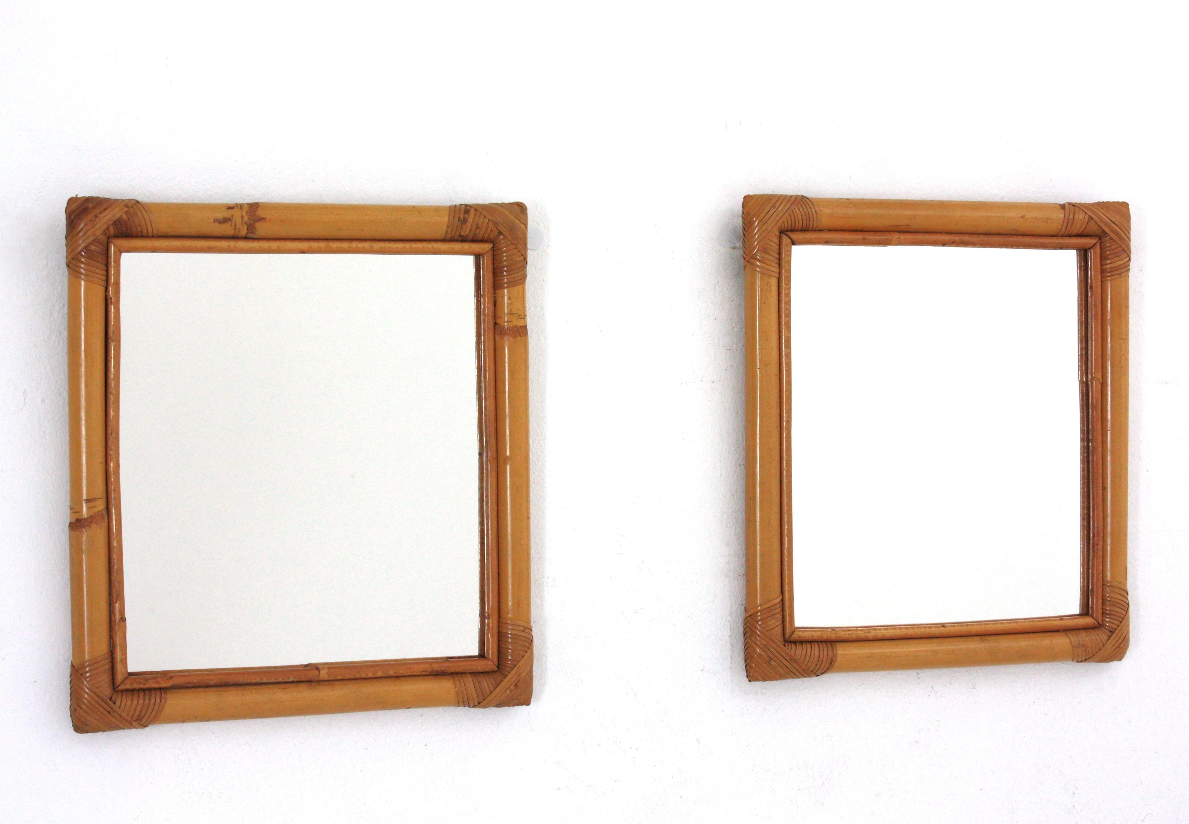 Pareja de pequeños espejos rectangulares de pared de ratán de bambú, años 60 Moderno de mediados de siglo en venta
