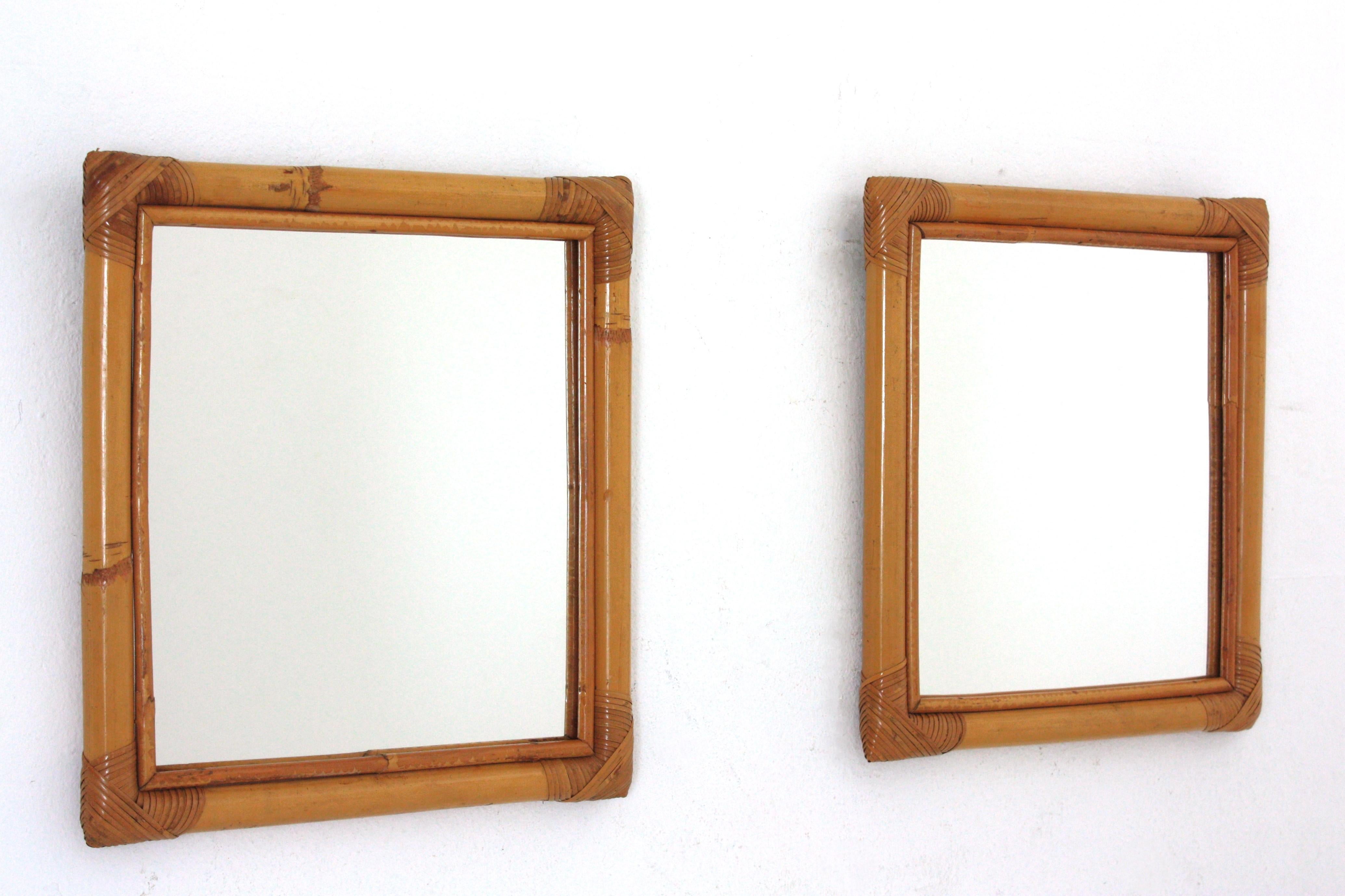 Pareja de pequeños espejos rectangulares de pared de ratán de bambú, años 60 Español en venta