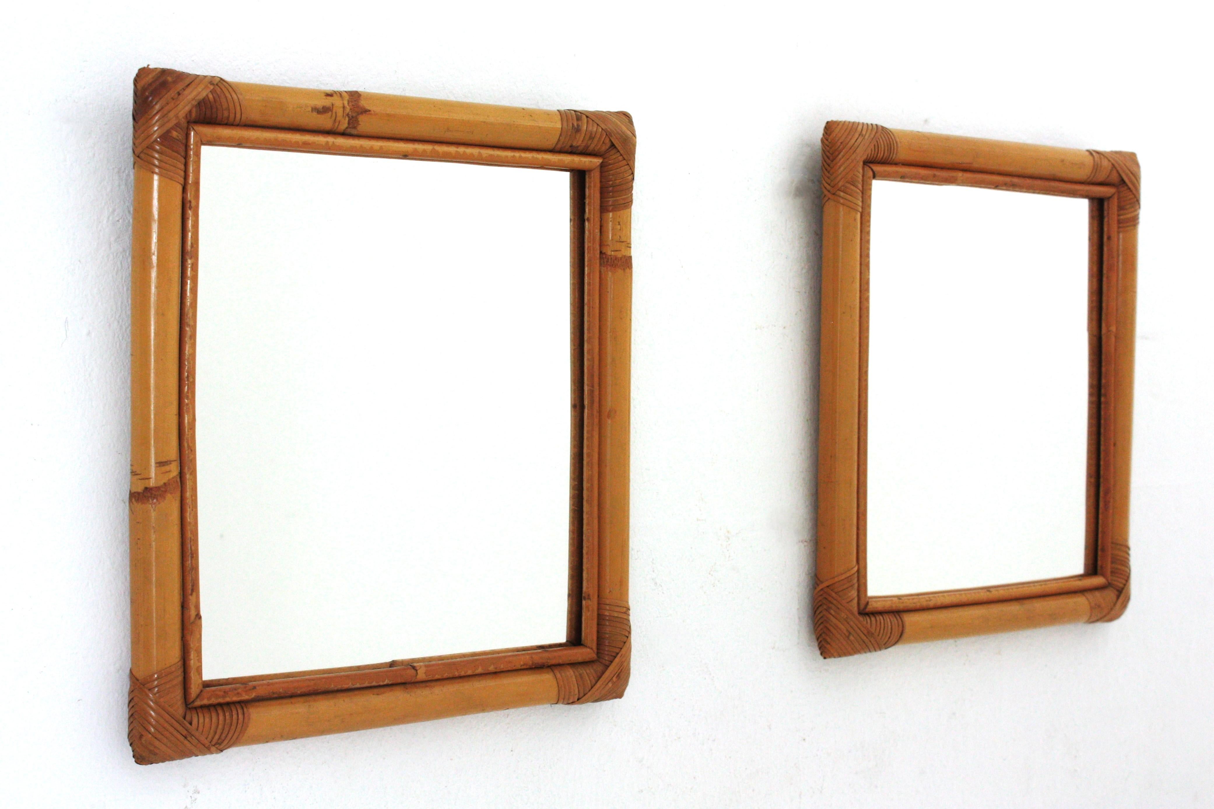 Pareja de pequeños espejos rectangulares de pared de ratán de bambú, años 60 Hecho a mano en venta