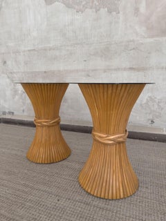 Paire de tables d'appoint en bambou avec dessus en verre par Mcguire - 1970