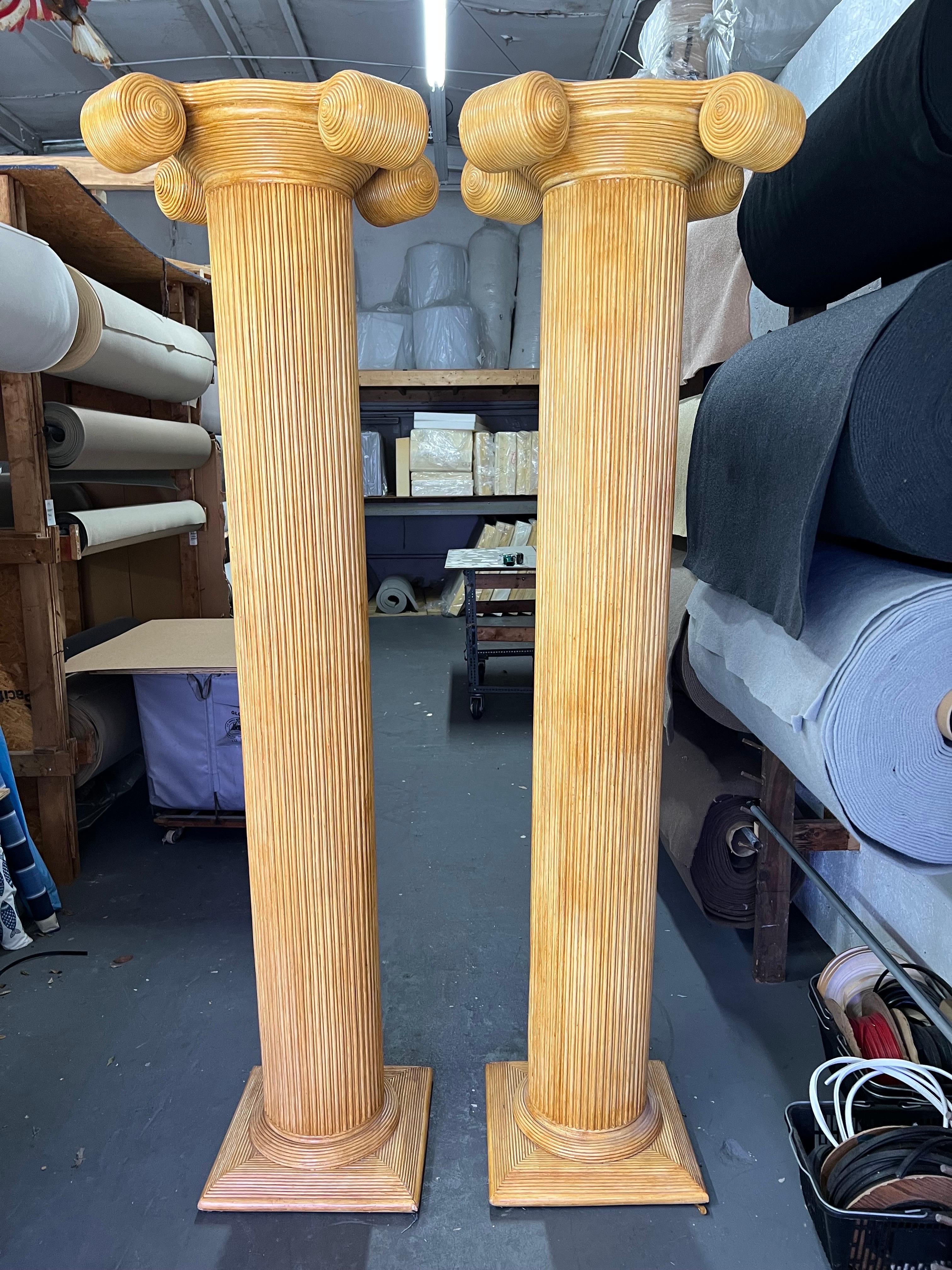 Classique américain Paire de colonnes ioniques en bambou fendue en roseau en vente
