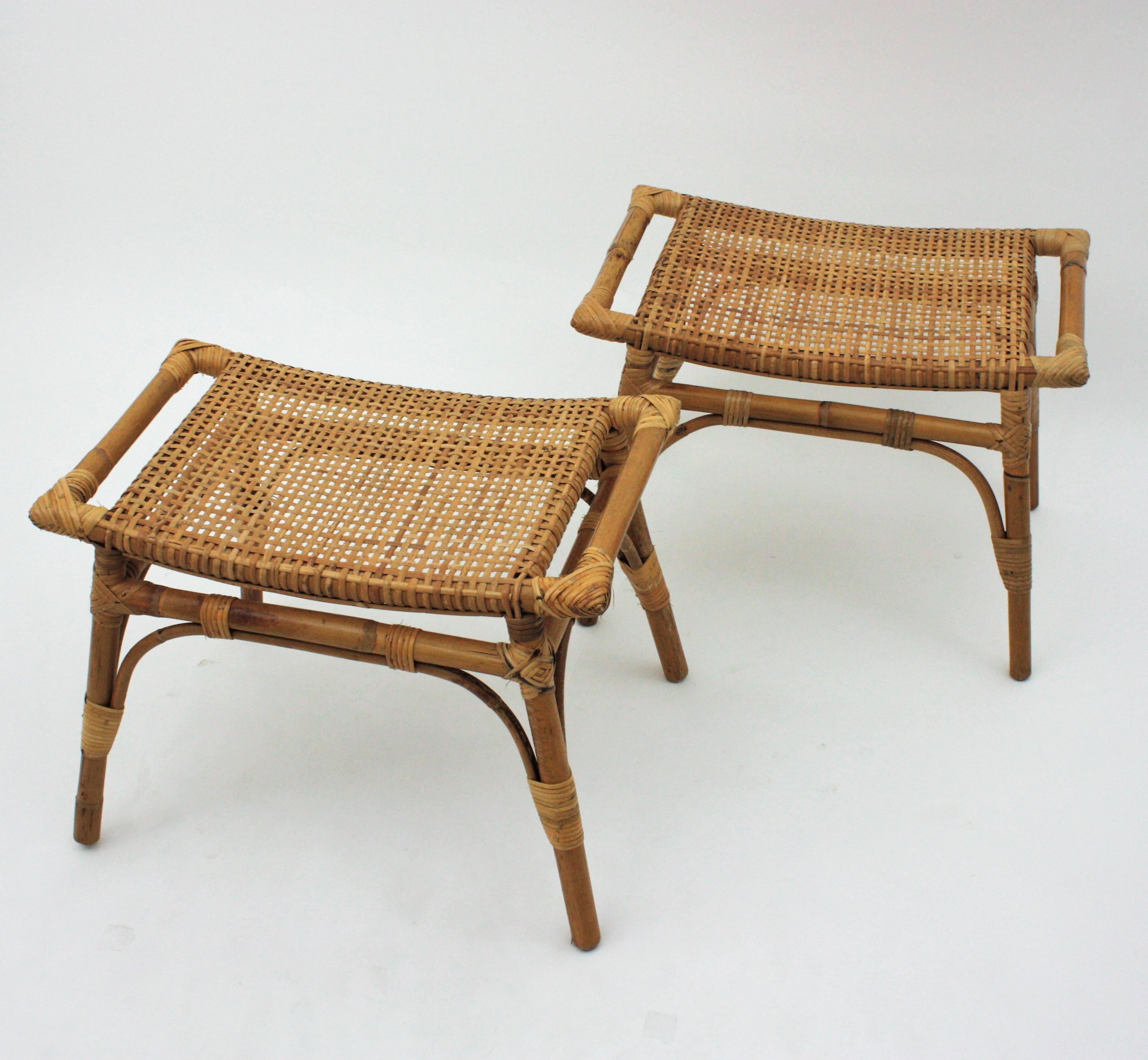 Eye-catching pair of modernist bamboo and woven rattan / wicker rectangular stools or small benches, Spain, 1960s.
These stools have a design with handles at both sides inspired in Hans J Wegner stools.
Very well constructed all made by hand with