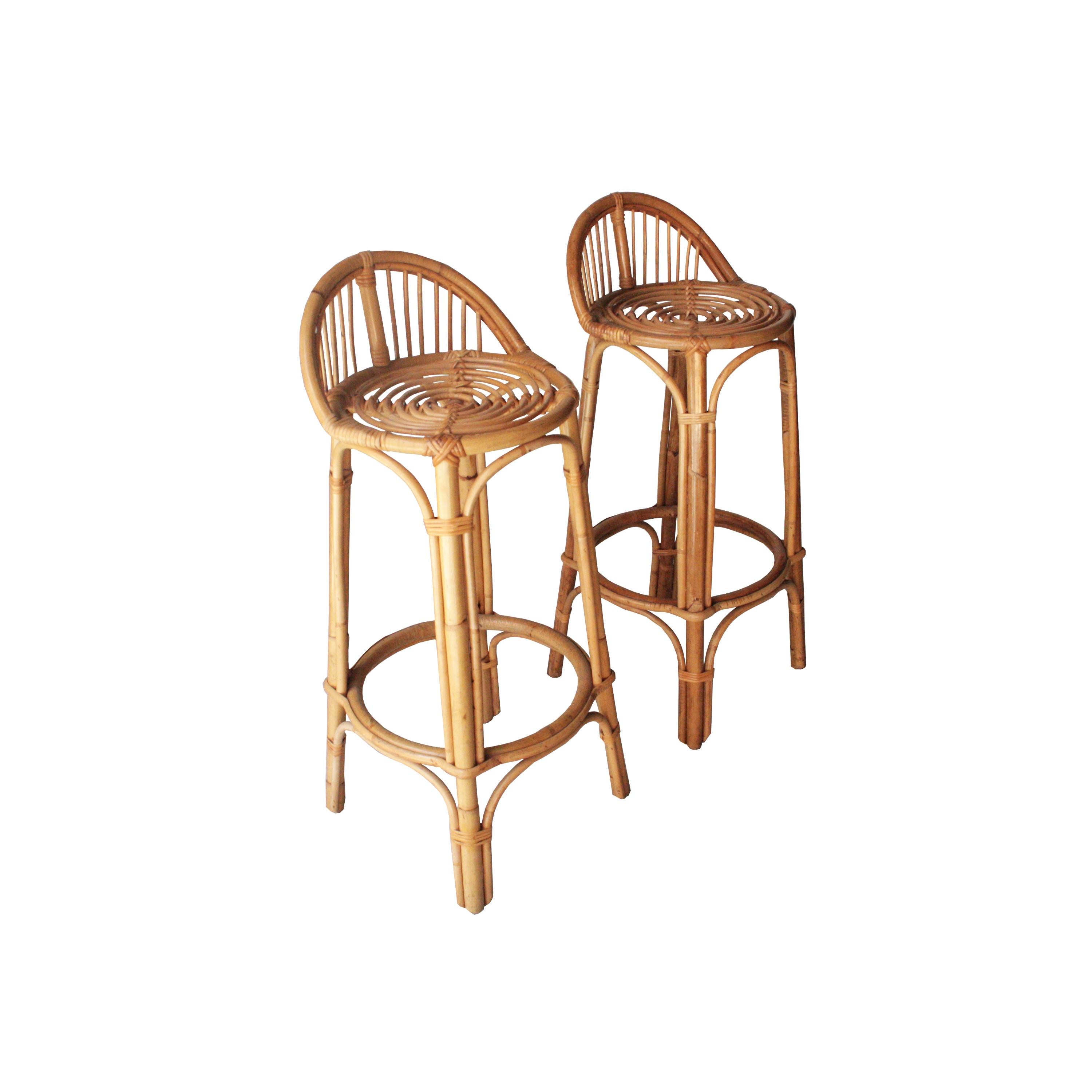 Pair of high stools with back and structure made of bamboo.