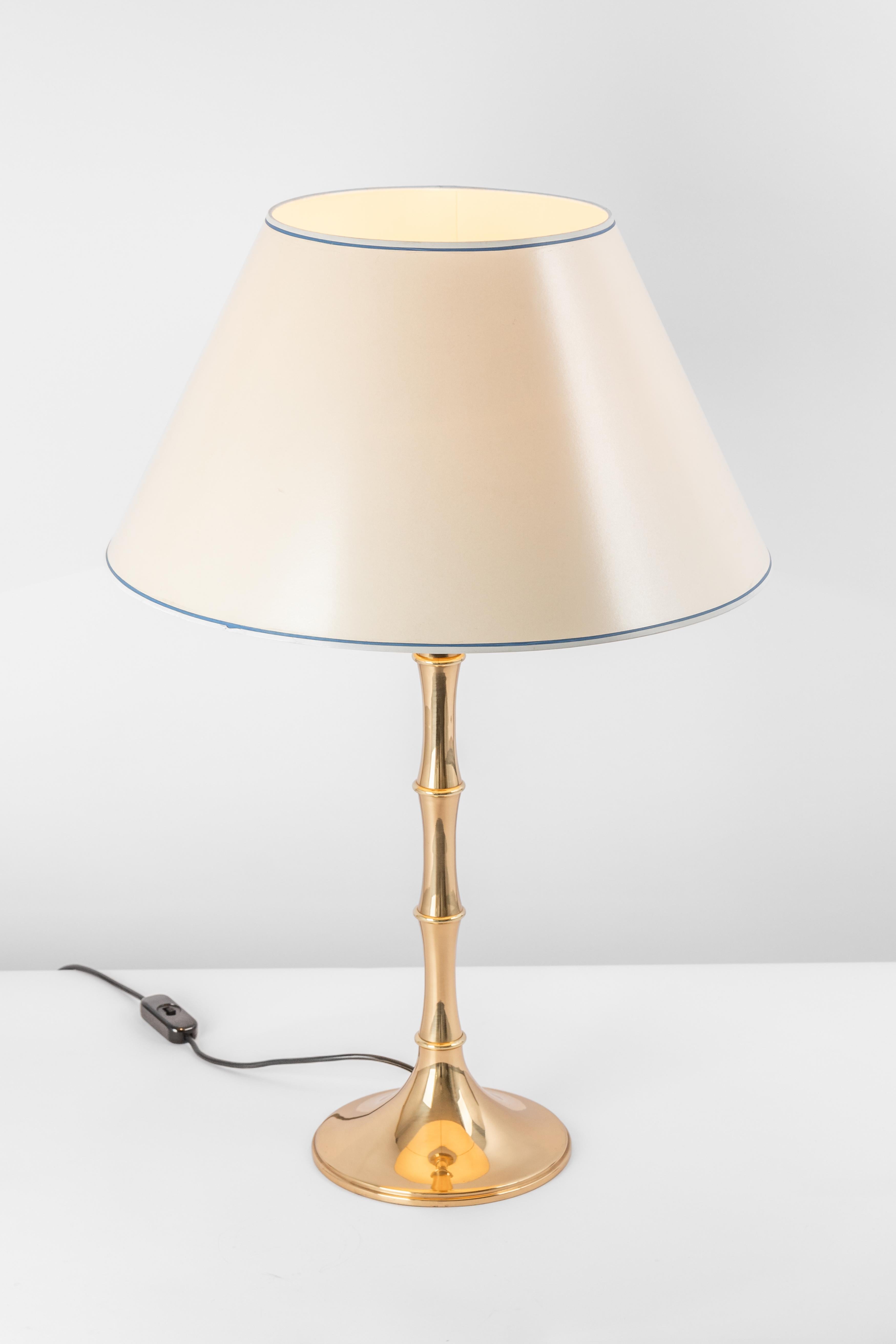 Elegant brass bamboo table lamps Model 'ML 1'. Designed by Ingo Maurer, 1968 for Design M 1968 for Design M, Munich, Germany.
Great shape with a white shade.
Good condition with small signs of age and use.

Each table light takes one Socket: 1 x