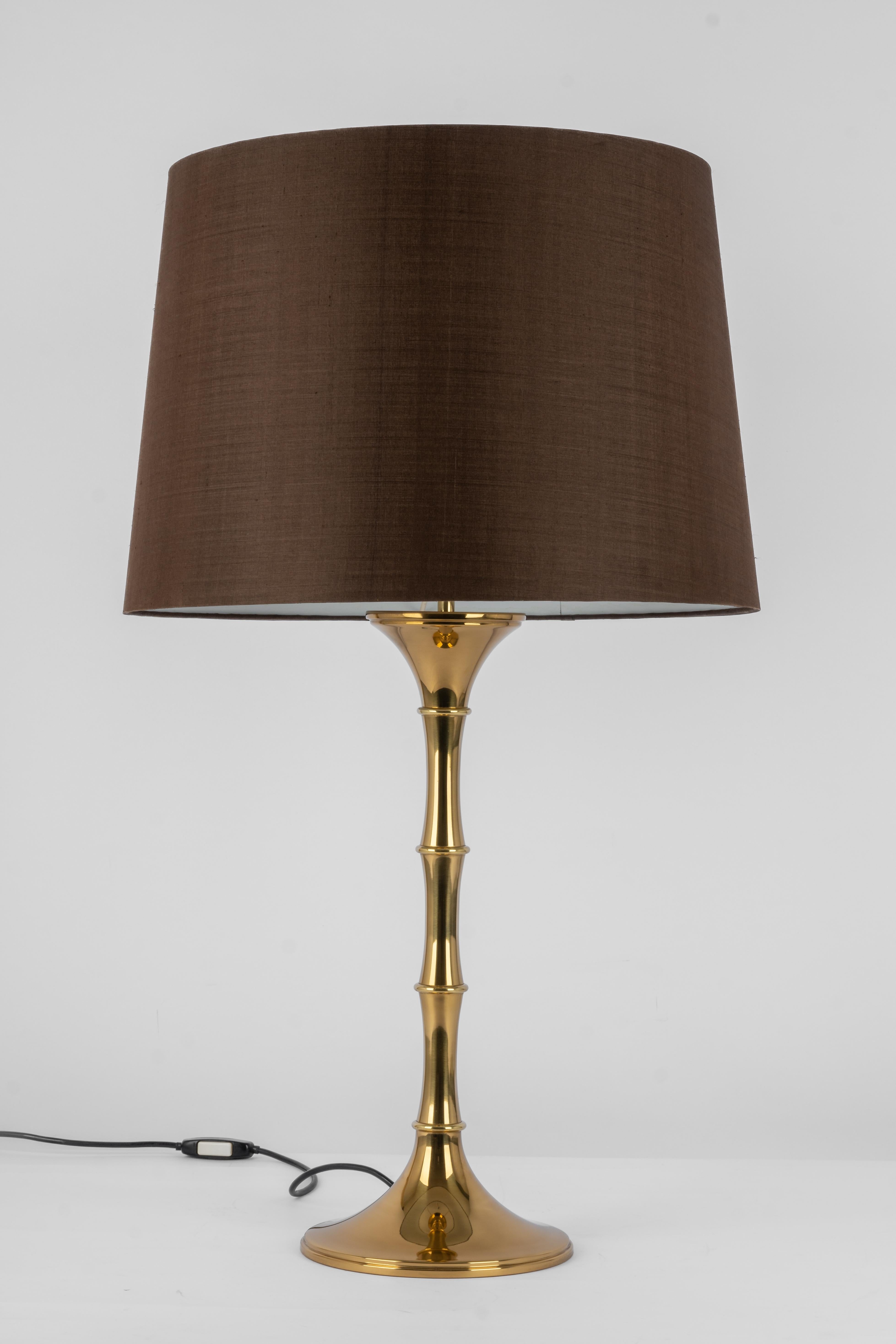Elégantes lampes de table en bambou et laiton Modèle 'ML 1'. Conçu par Ingo Maurer, 1968 pour Design M 1968 pour Design M, Munich, Allemagne.
En pleine forme avec une teinte blanche.
Bon état avec de petits signes d'âge et d'utilisation.

Chaque