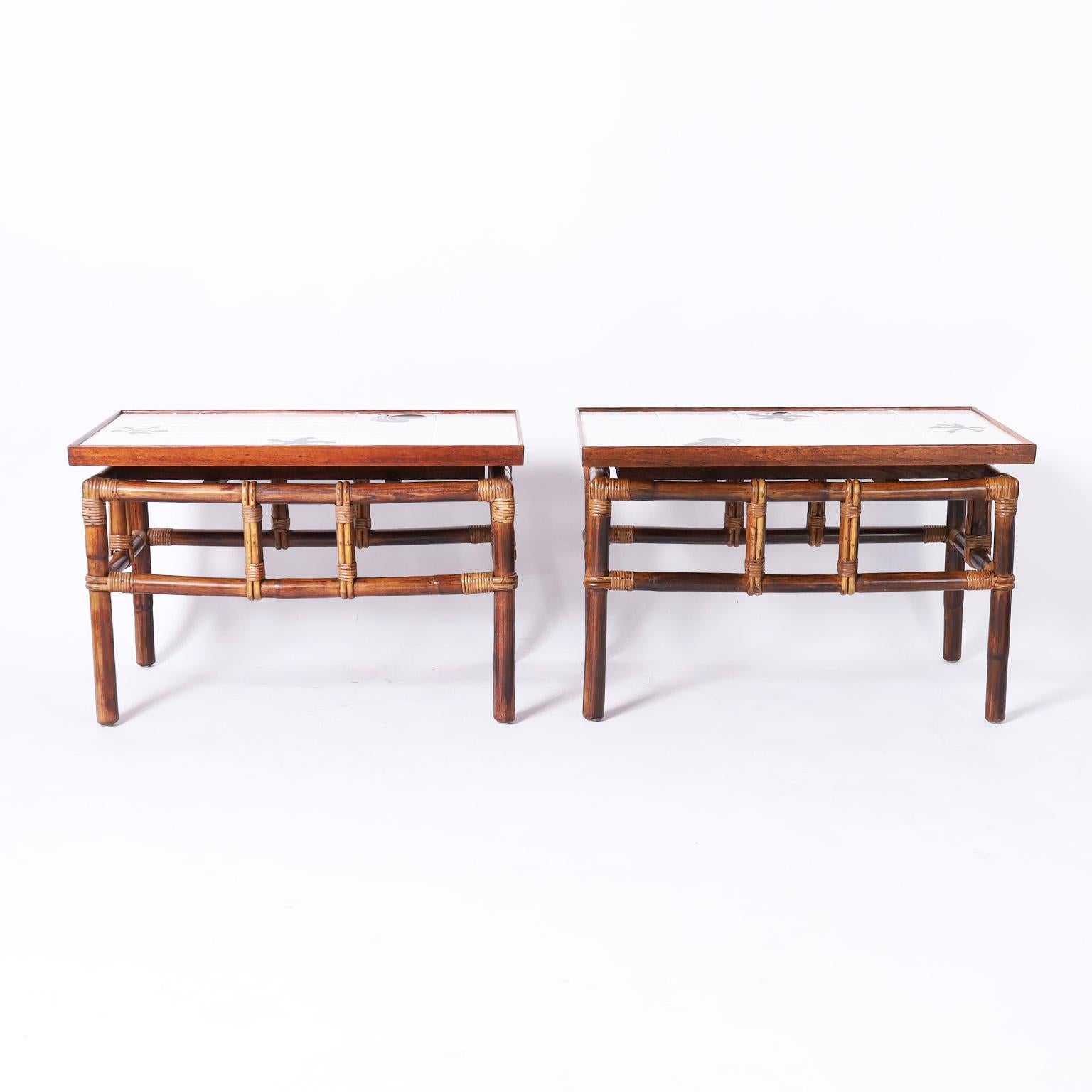 Paire chic de tables ou de stands du milieu du siècle dernier, conçus par John Wisner pour Ficks Reed, de forme japonaise avec des tuiles sur le dessus et des bases en bambou avec des joints en roseau.