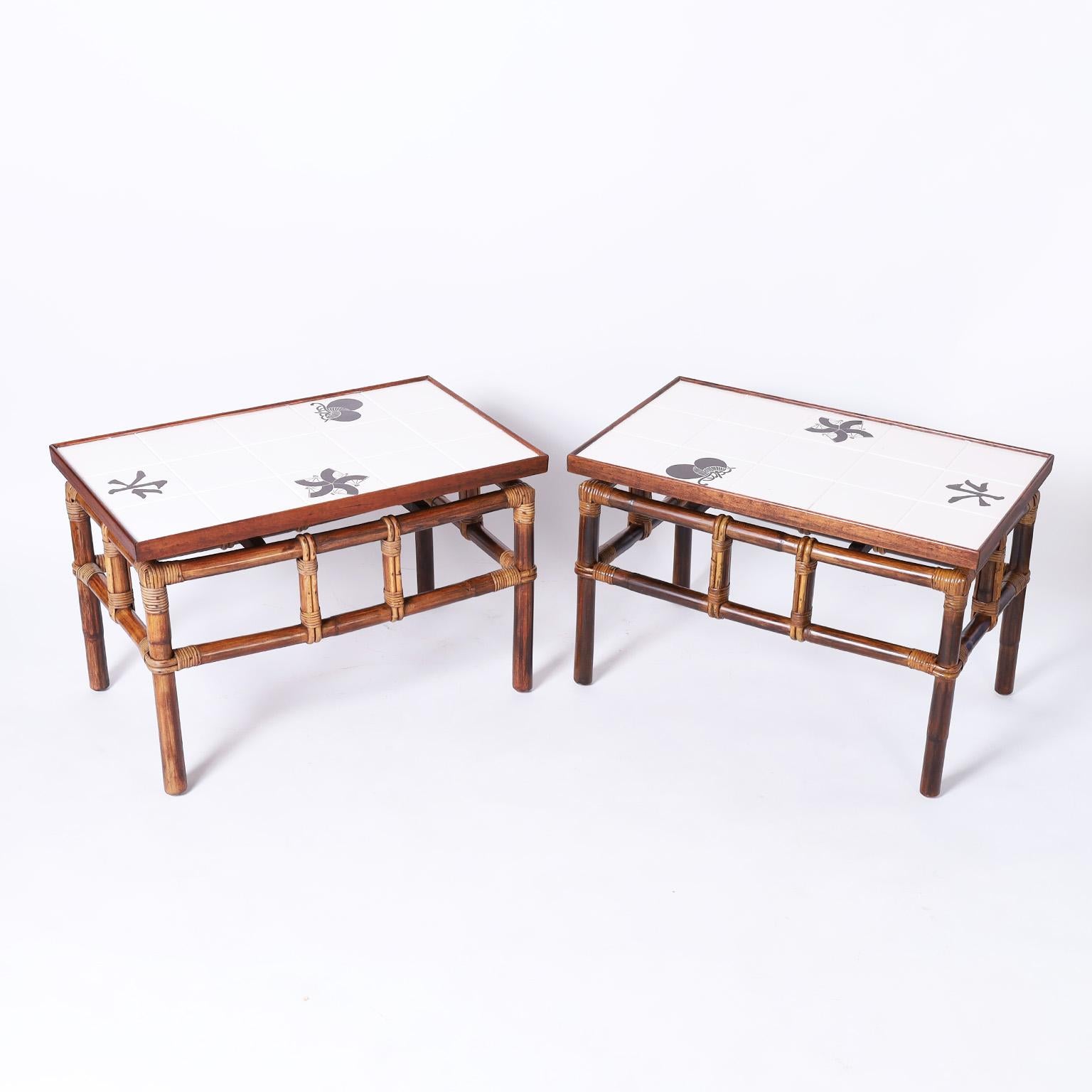 Japonisme Paire de tables ou de supports à plateau en bambou en vente