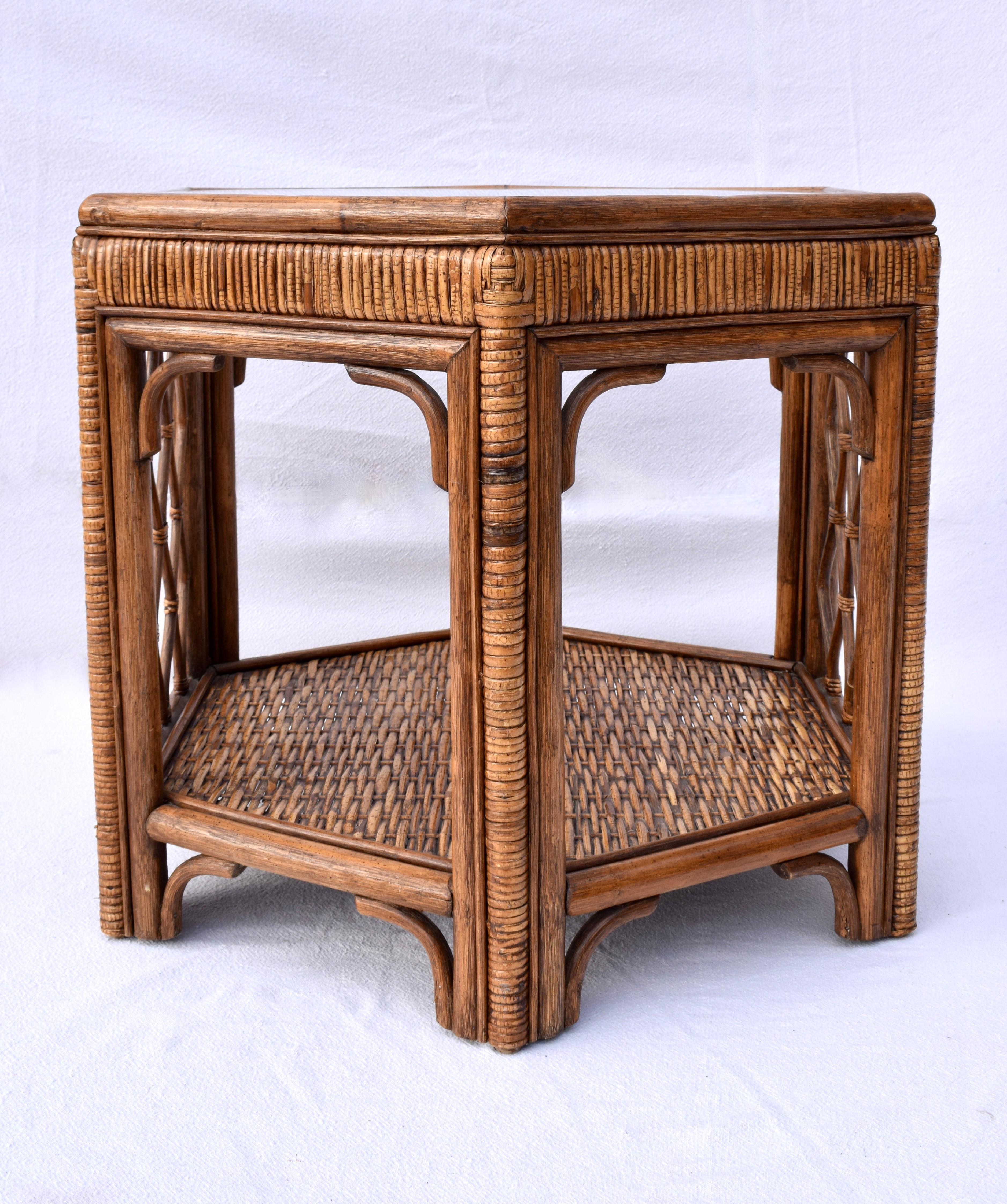 Paire de tables surdimensionnées en bambou et rotin tressé avec plateaux en verre amovibles ; Bloomingdale's circa 1990. Dimensions en mesurant d'un point à l'autre : 27,5