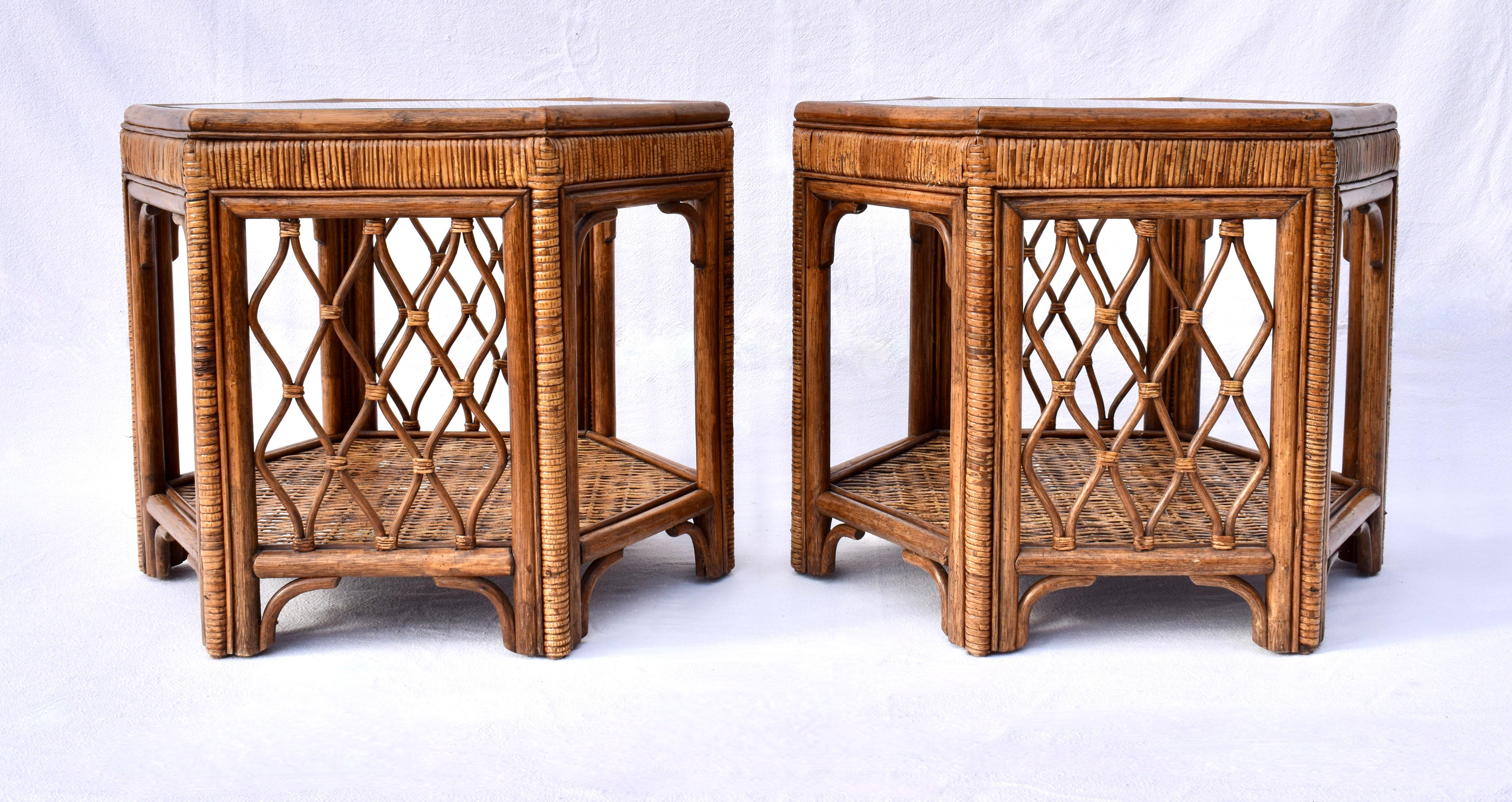 Colonial britannique Paire de tables d'appoint hexagonales en rotin tressé de bambou en vente