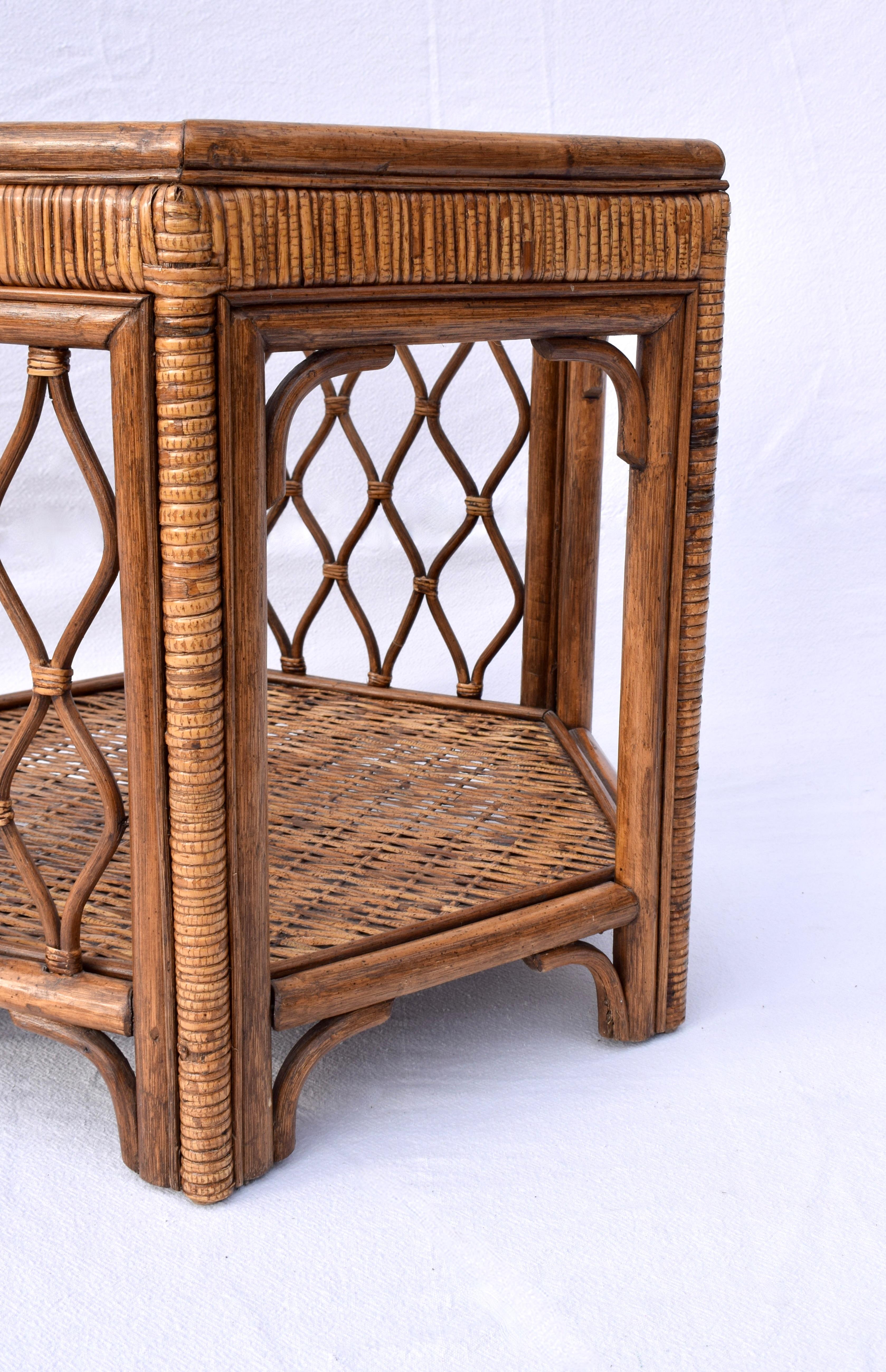 Philippin Paire de tables d'appoint hexagonales en rotin tressé de bambou en vente
