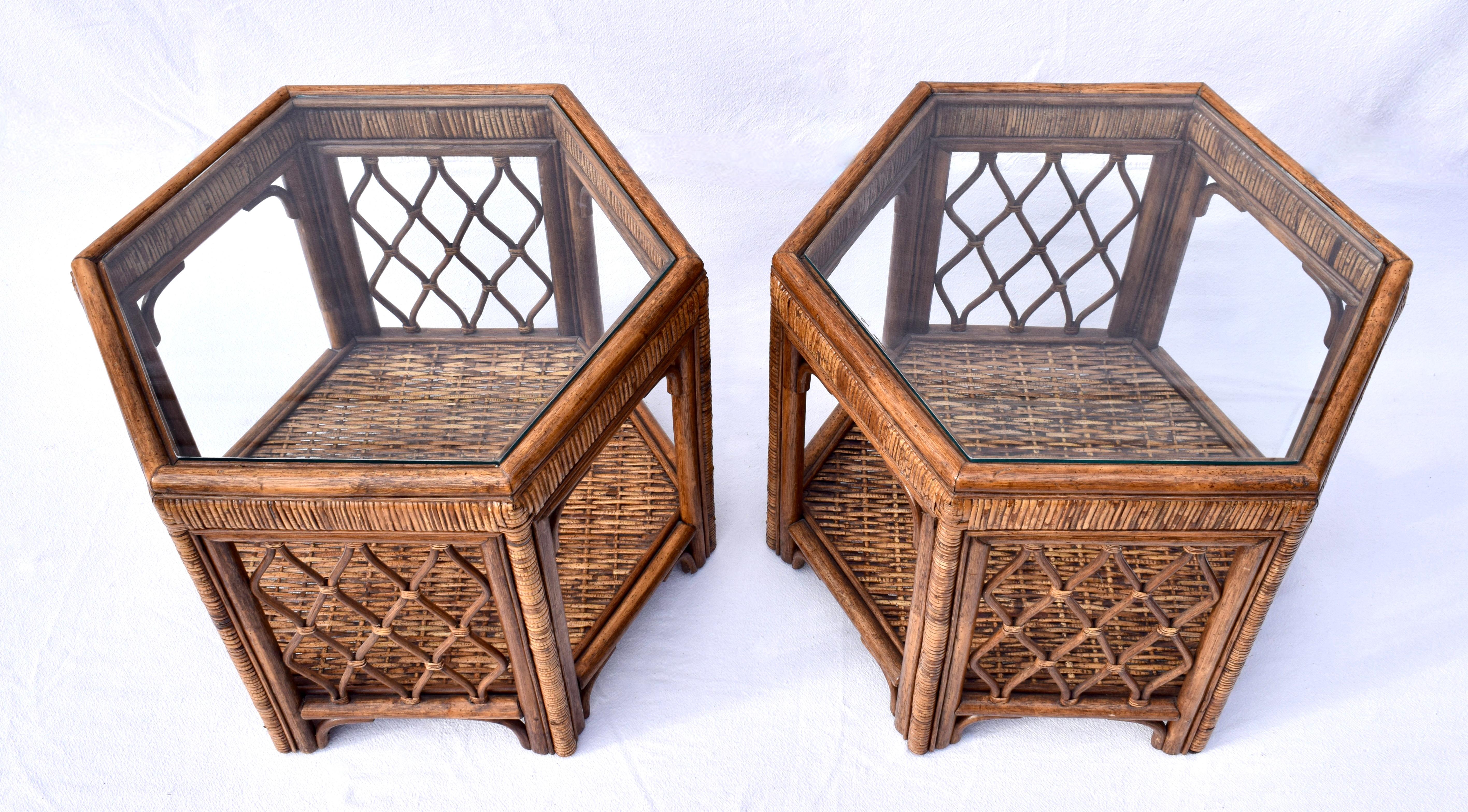 Tissage Paire de tables d'appoint hexagonales en rotin tressé de bambou en vente