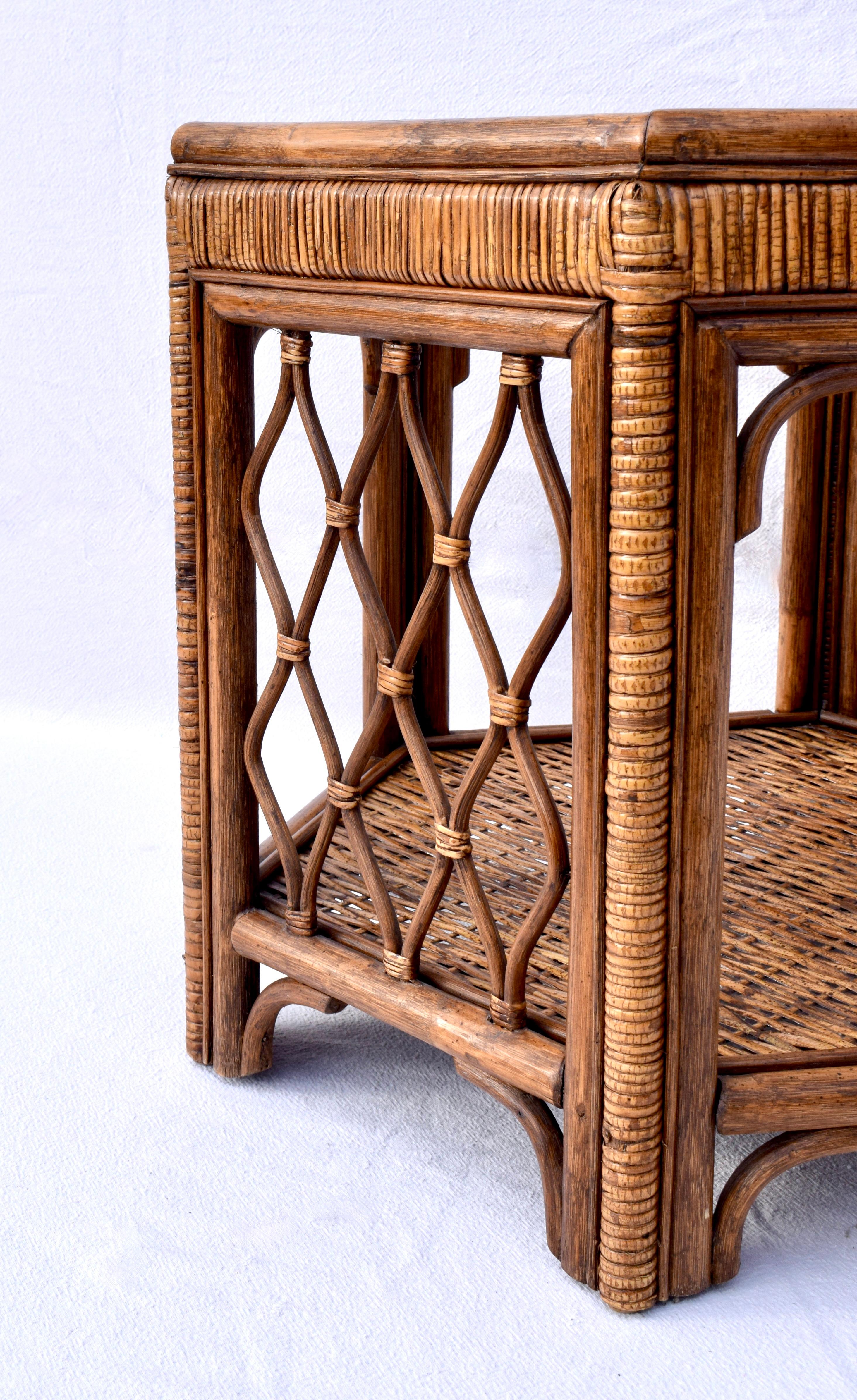 Paire de tables d'appoint hexagonales en rotin tressé de bambou Bon état - En vente à Southampton, NJ