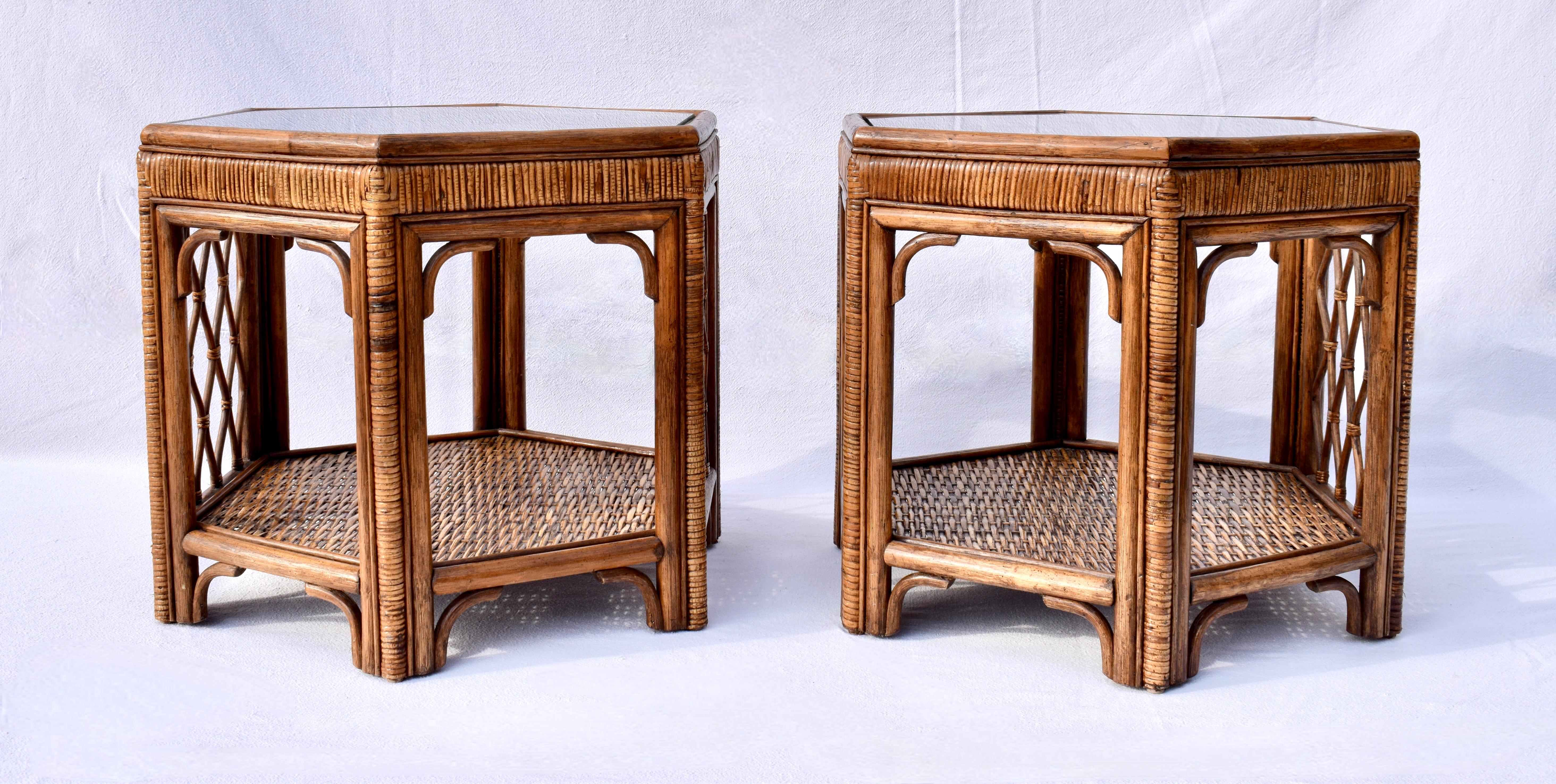 20ième siècle Paire de tables d'appoint hexagonales en rotin tressé de bambou en vente