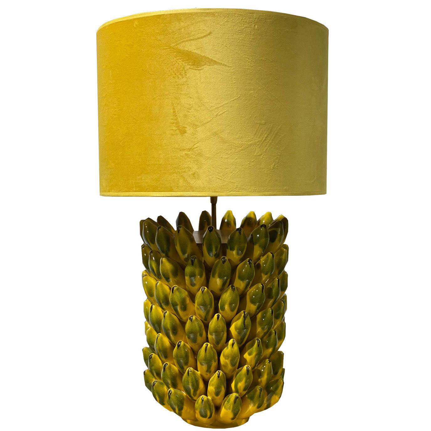 Paar „Banana“-Tischlampen aus Keramik
Originelles Paar Tischlampen aus Keramik in Form von Bananen, handgefertigt. Inklusive passendem gelben Samtschirm.
Abmessungen - H: 71 cm, T: 35 cm
Produktionszeit 1-3 Wochen