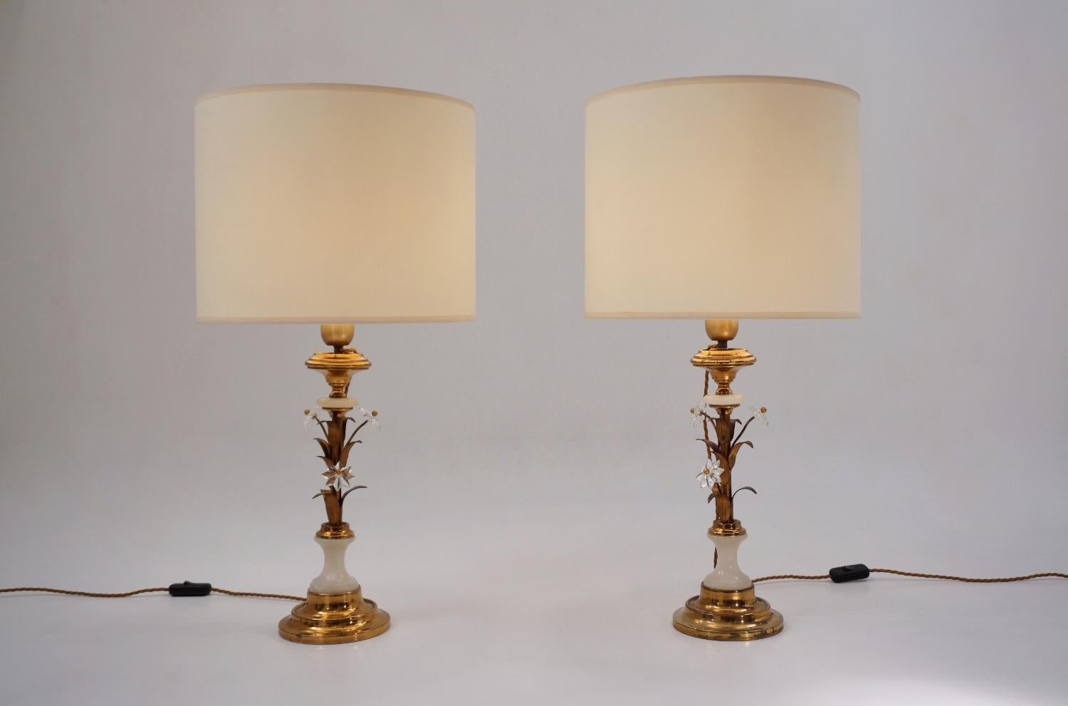 Pair of Banci Firenze Florentine tole gold gilt table lamps, crystal flowers on alabaster columns, circa 1950s, Italian.
These table lamps have been gently cleaned while respecting the antique patina. Both are newly rewired, earthed, fully working