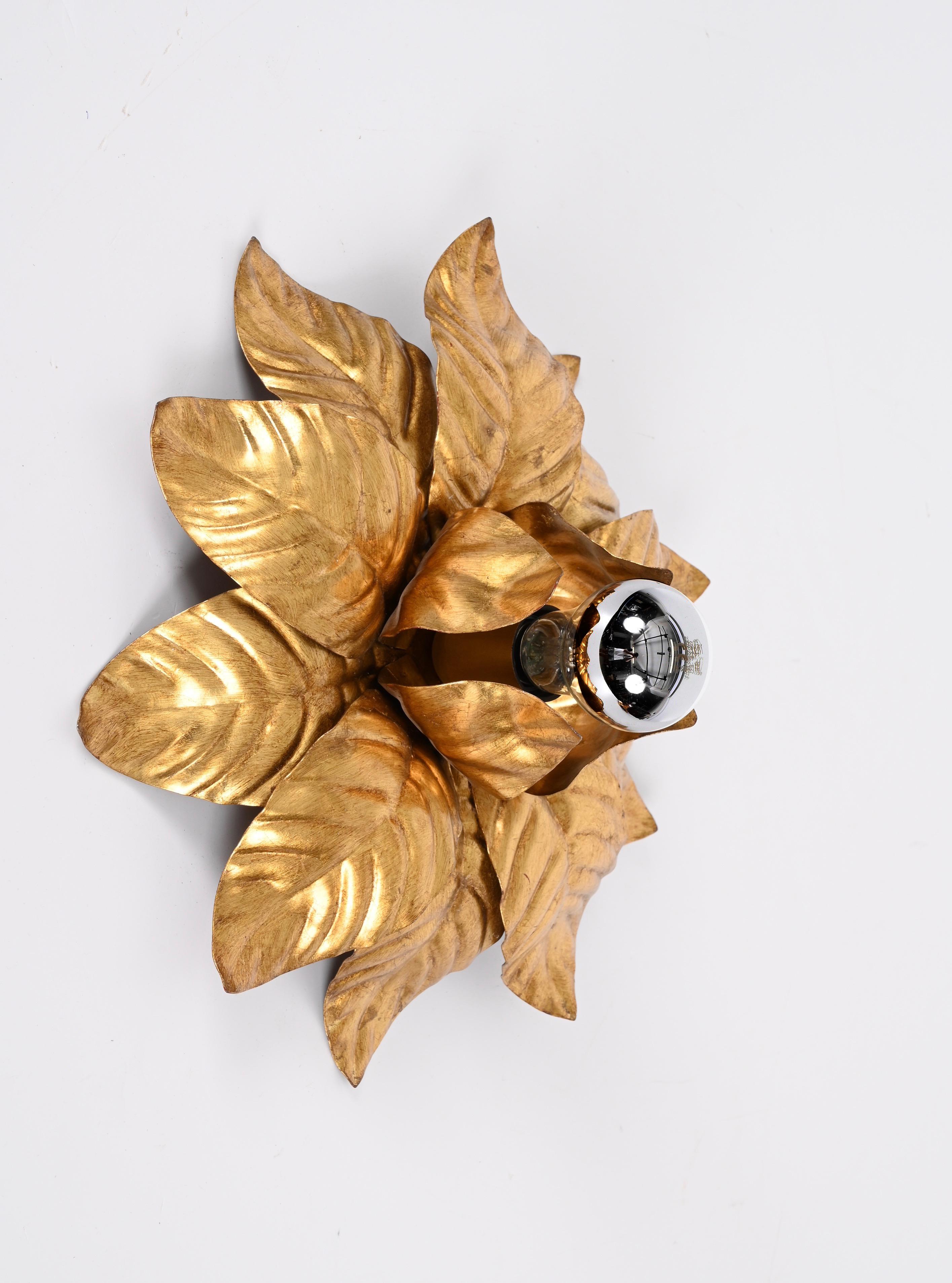 Mid-Century Modern Paire d'appliques italiennes Banci Firenze en forme de fleur en fer doré du milieu du siècle dernier, années 1970 en vente