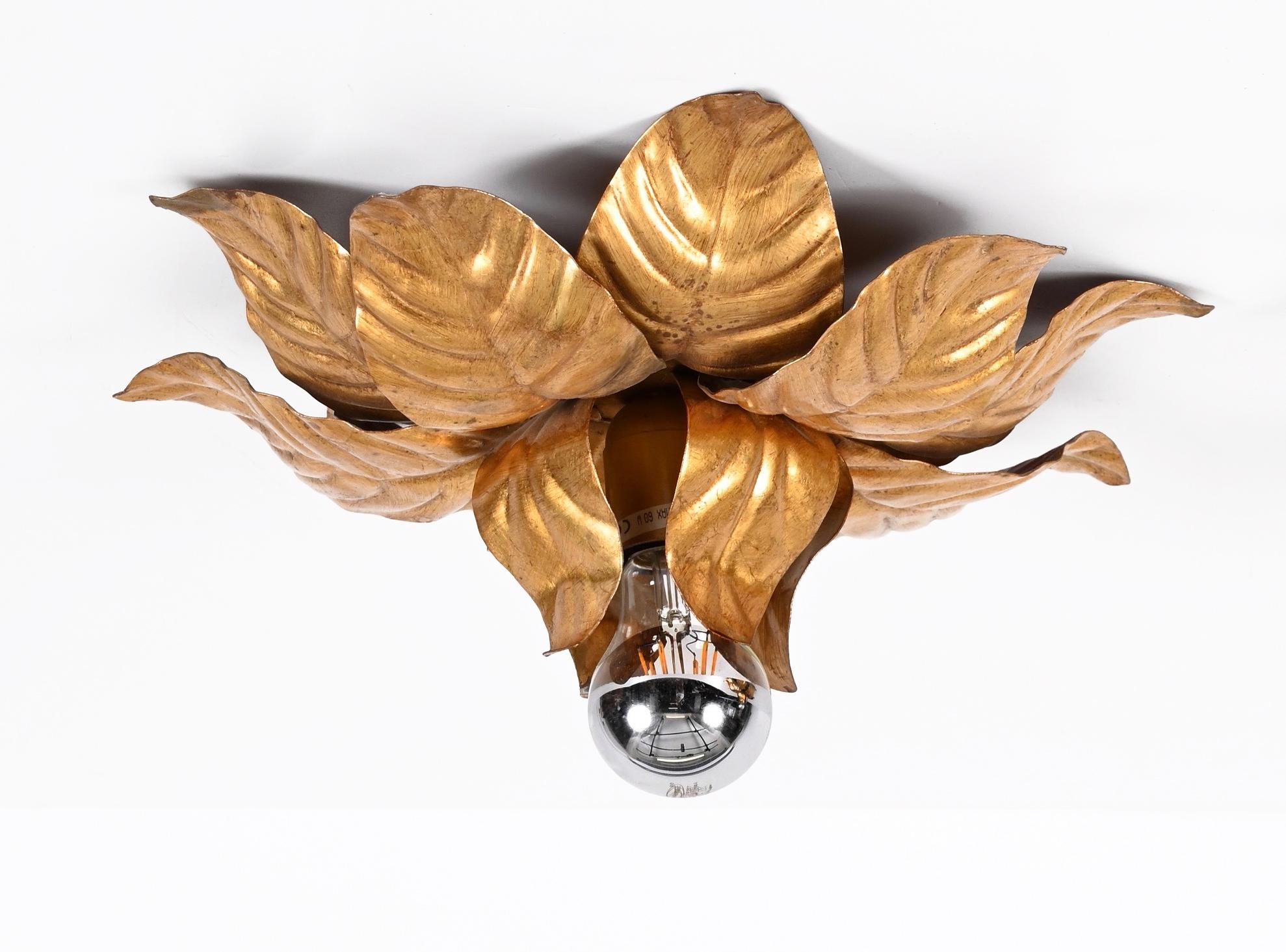 Doré Paire d'appliques italiennes Banci Firenze en forme de fleur en fer doré du milieu du siècle dernier, années 1970 en vente