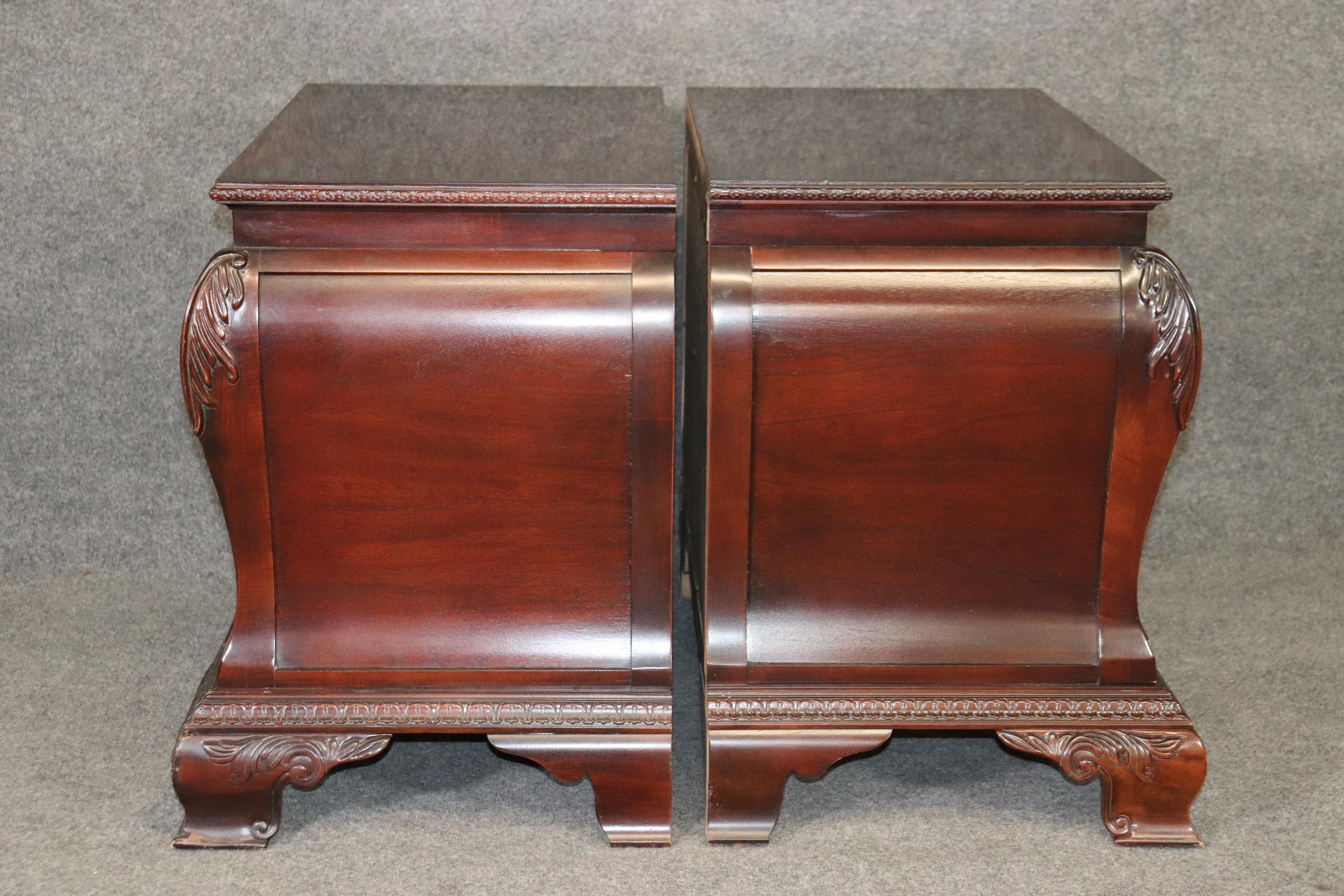 Pair of Banded Mahogany Chippendale Bombe Rococo Style Century Nightstands In Good Condition In Swedesboro, NJ