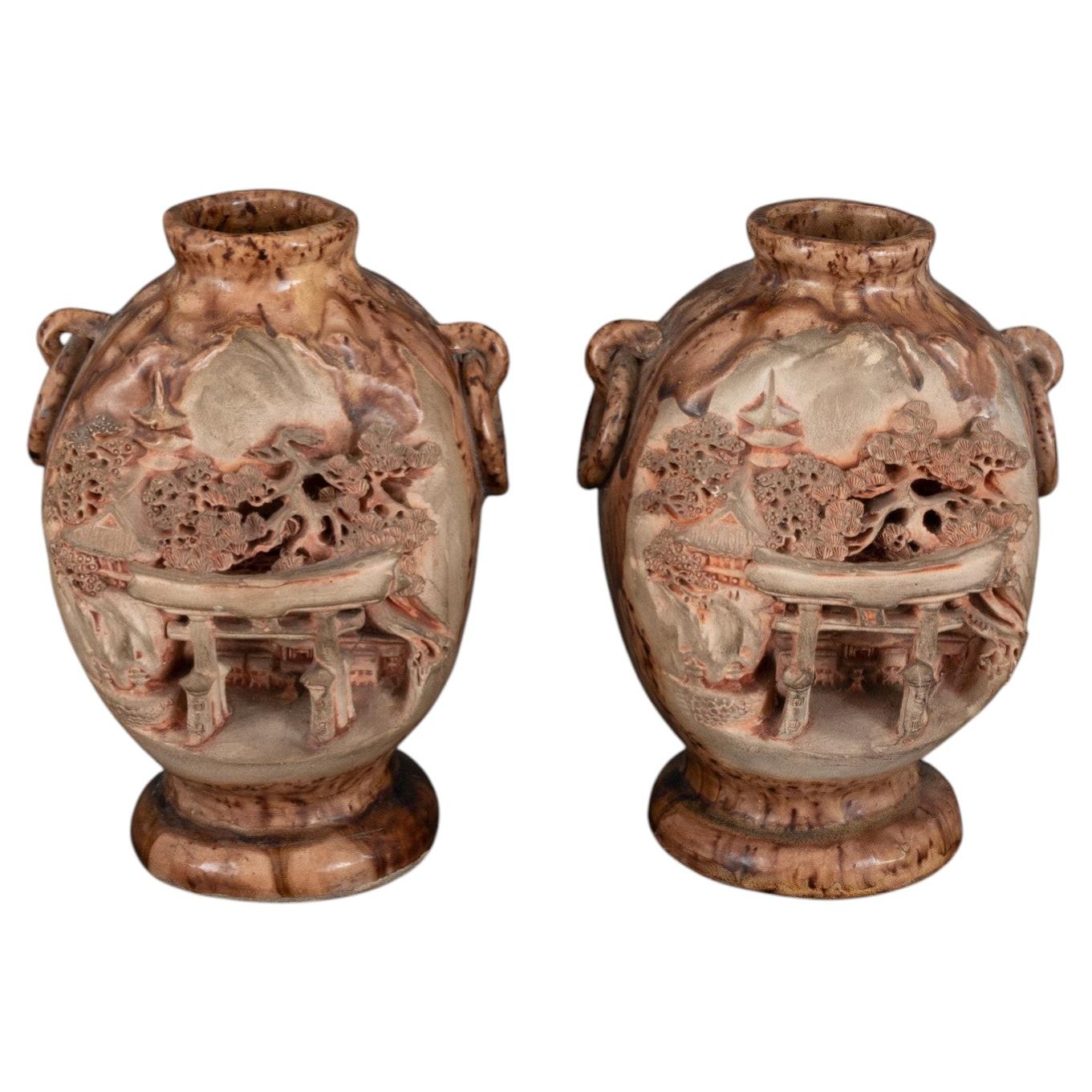 Pareja de jarrones de loza Banko con decoración de templos y pagodas