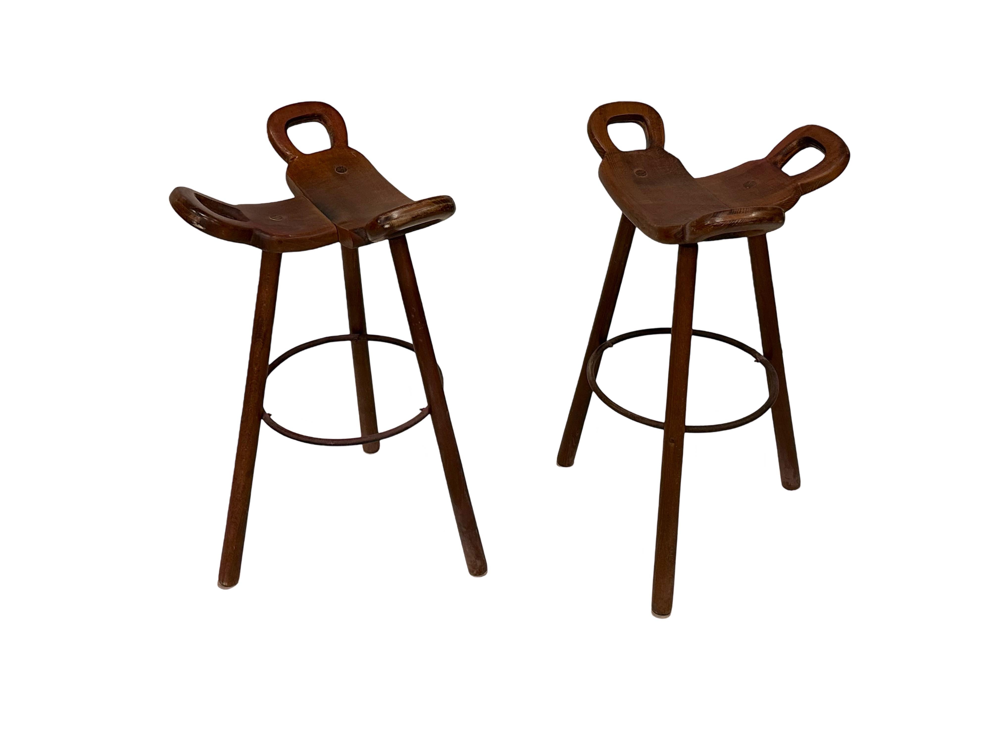 Carved Pair of bar stools by Sergio Rodrigues For Sale