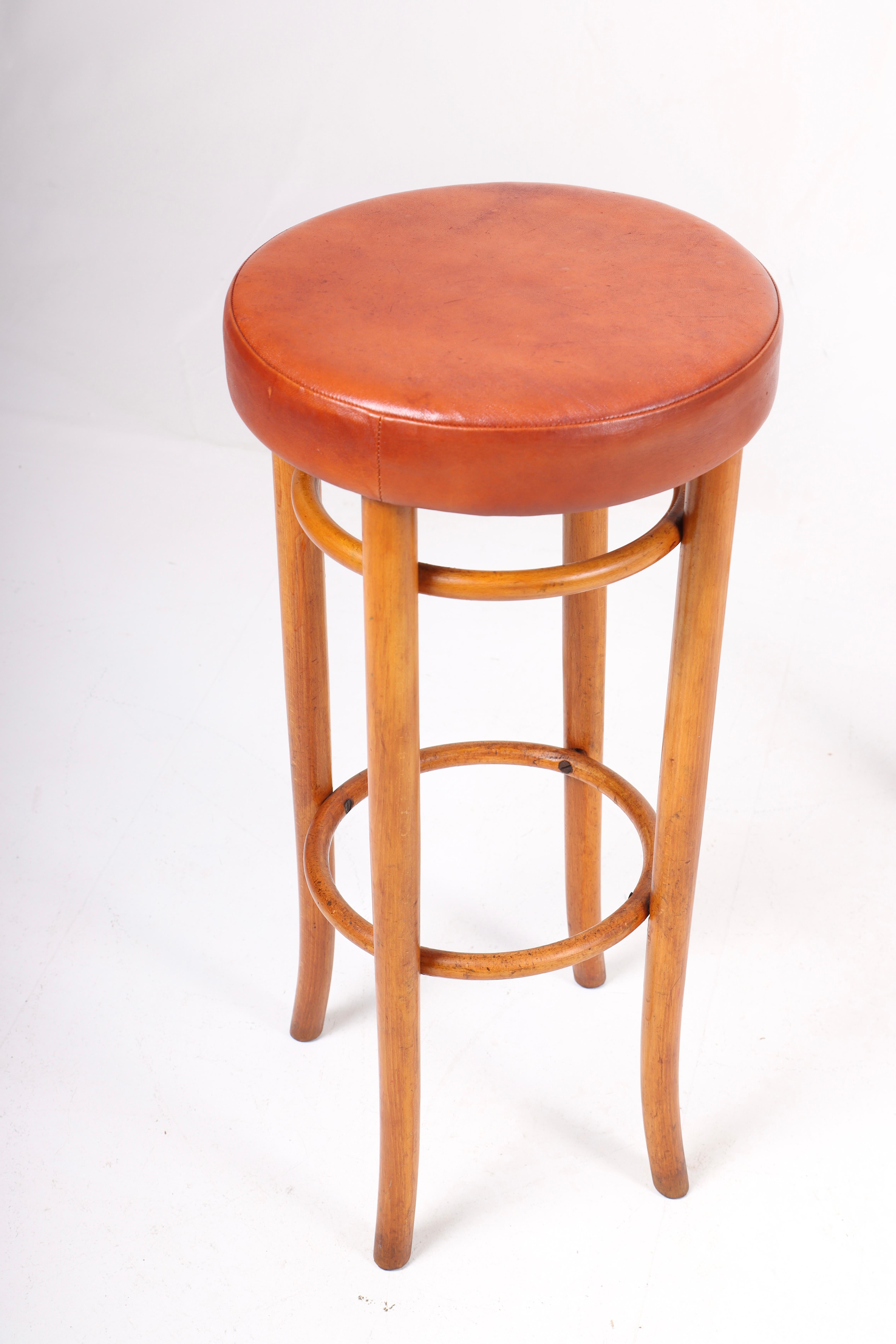Scandinavian Modern Pair of Bar Stools in Beech and Patinated Leather by Fritz Hansen, 1940s For Sale