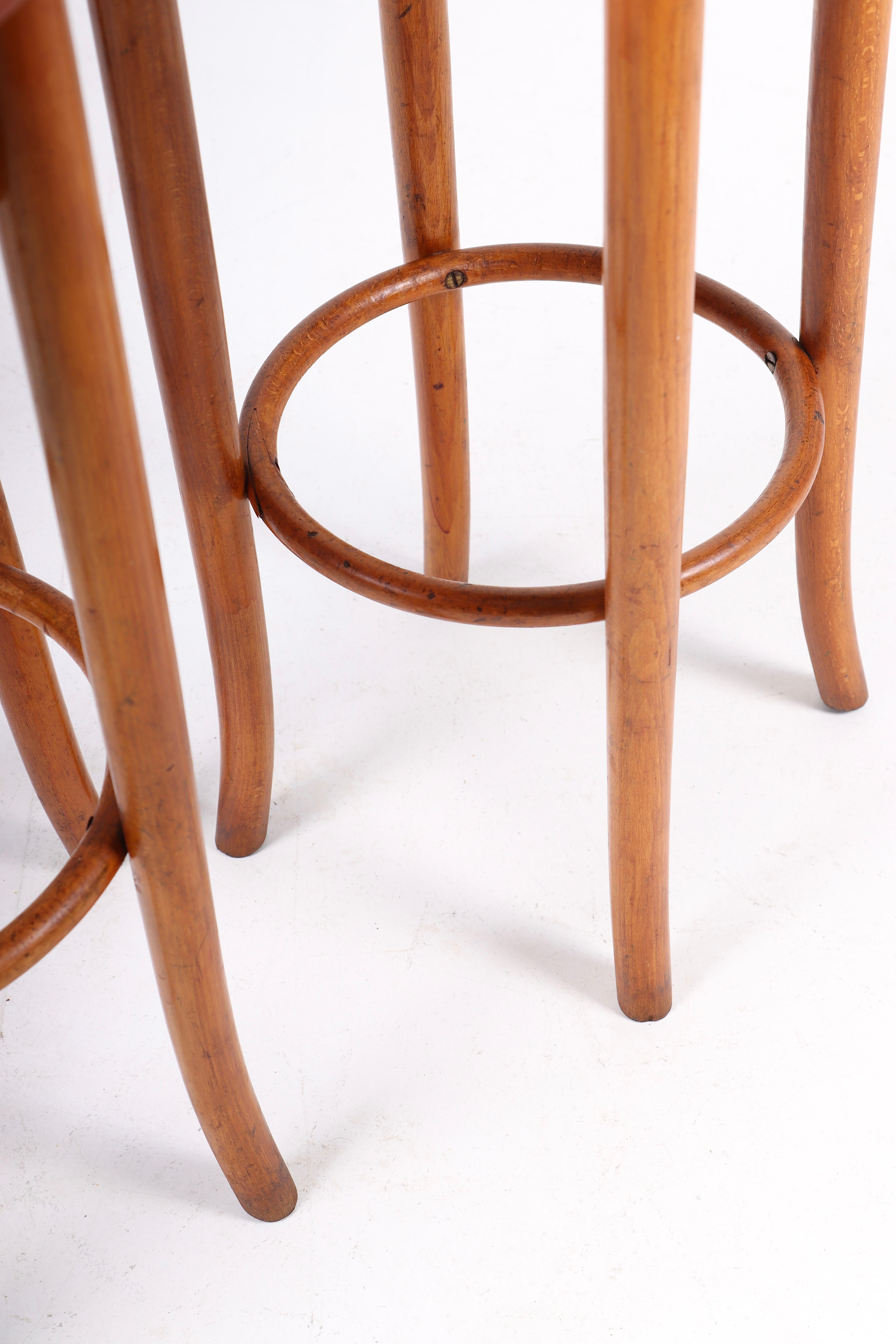 Pair of Bar Stools in Beech and Patinated Leather by Fritz Hansen, 1940s In Good Condition For Sale In Lejre, DK