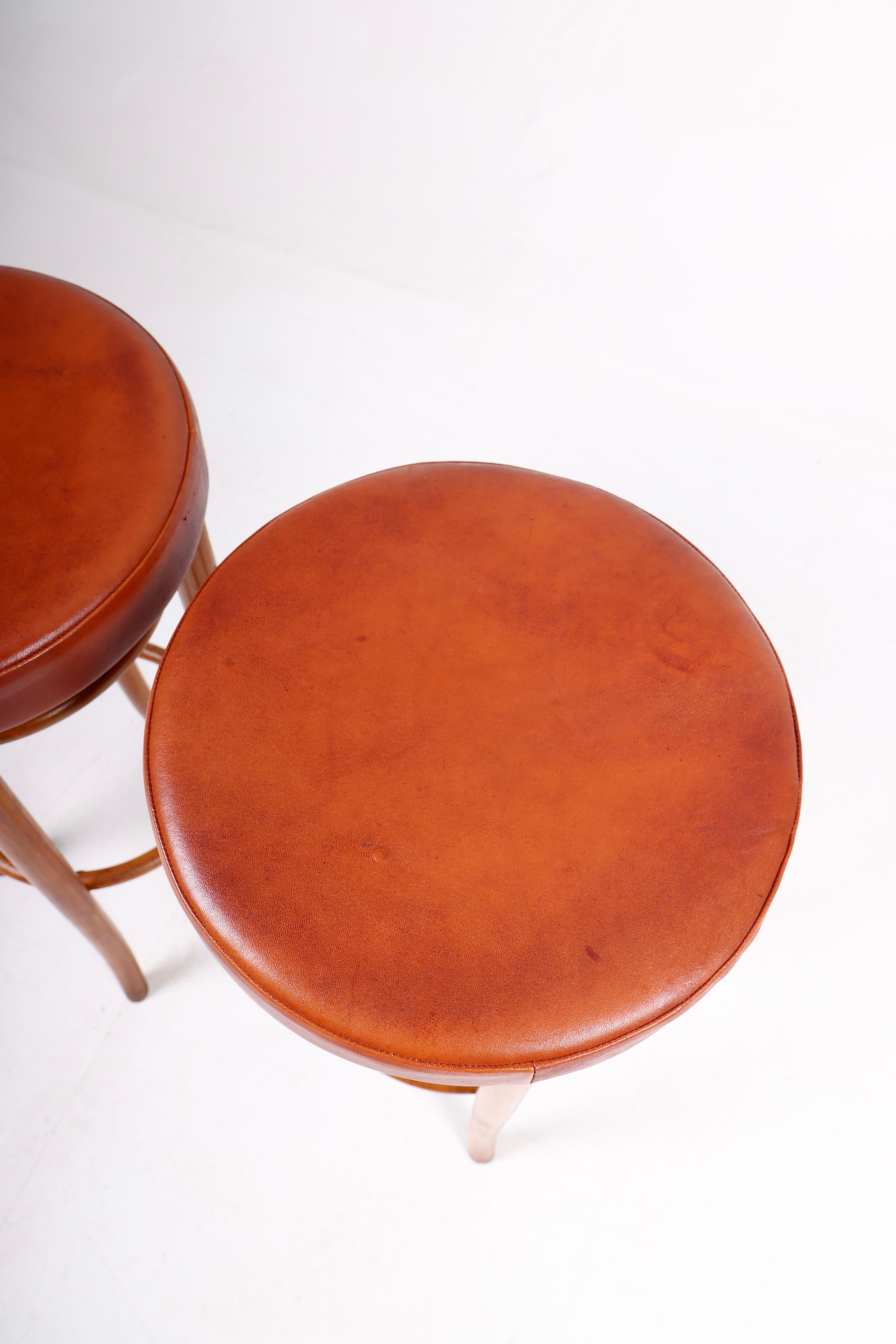 Mid-20th Century Pair of Bar Stools in Beech and Patinated Leather by Fritz Hansen, 1940s For Sale