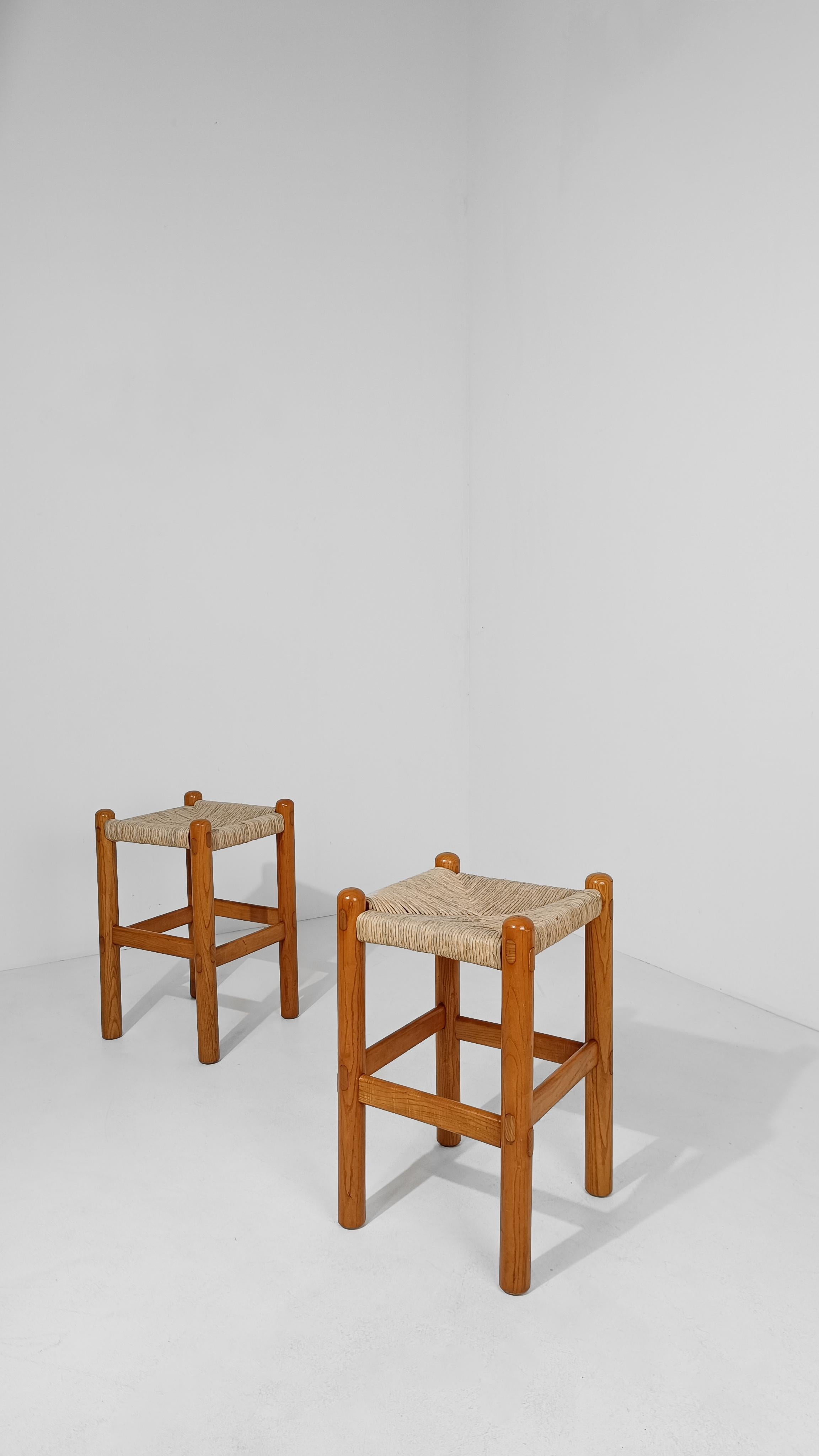 I offer for sale these beautiful pair of vintage bar stools, a piece from the 1960s, made in Europe, that embodies natural beauty and impeccable design.
Crafted with precision, the stools feature a sturdy blondy ash frame, boasting four straight,