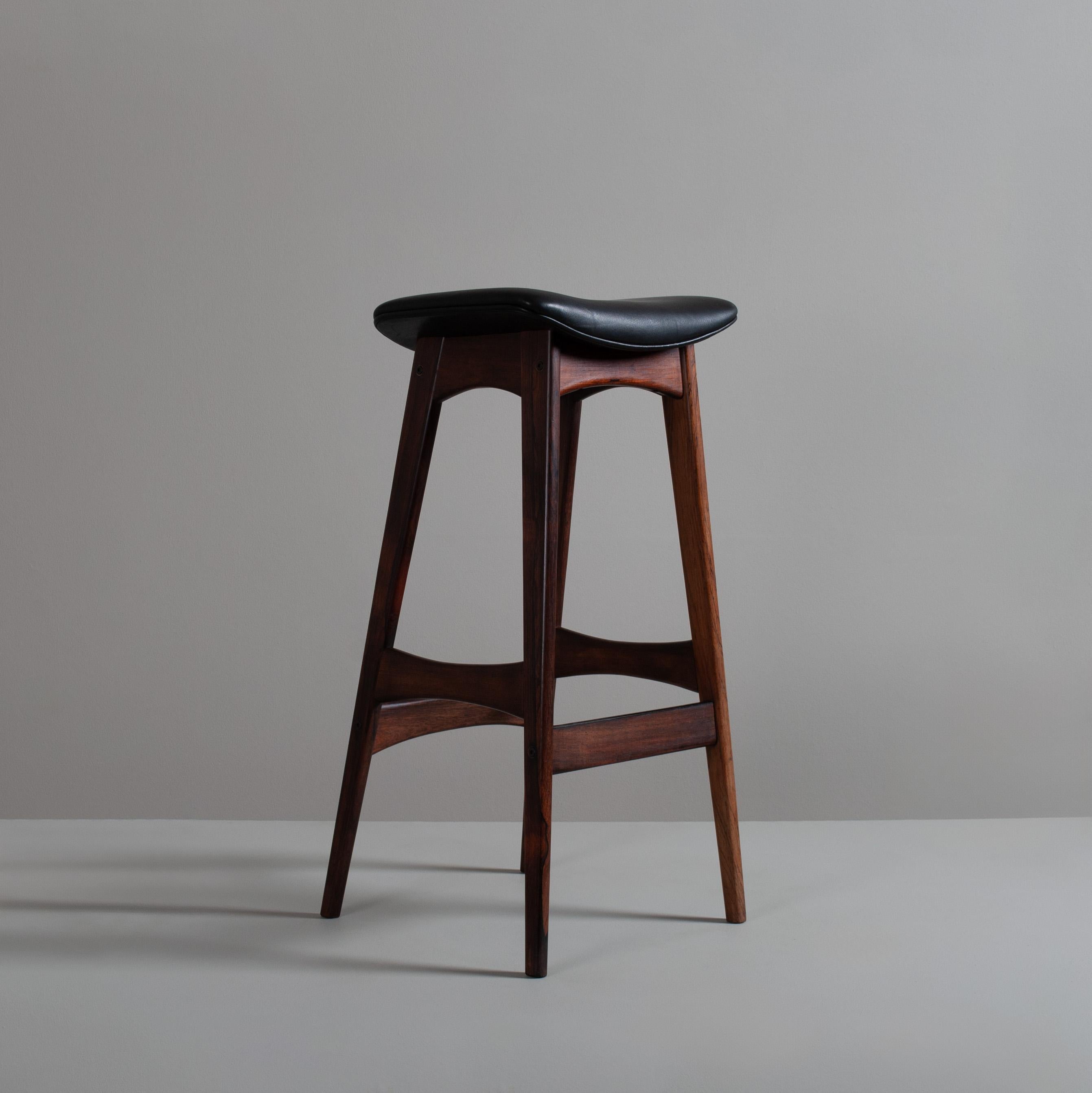 Matching pair of bar stools by Johannes Andersen, Denmark circa 1960. Very comfortable - and a splendid design from Andersen. 
Original patinated leather. 
Custom reupholstery is available upon request.